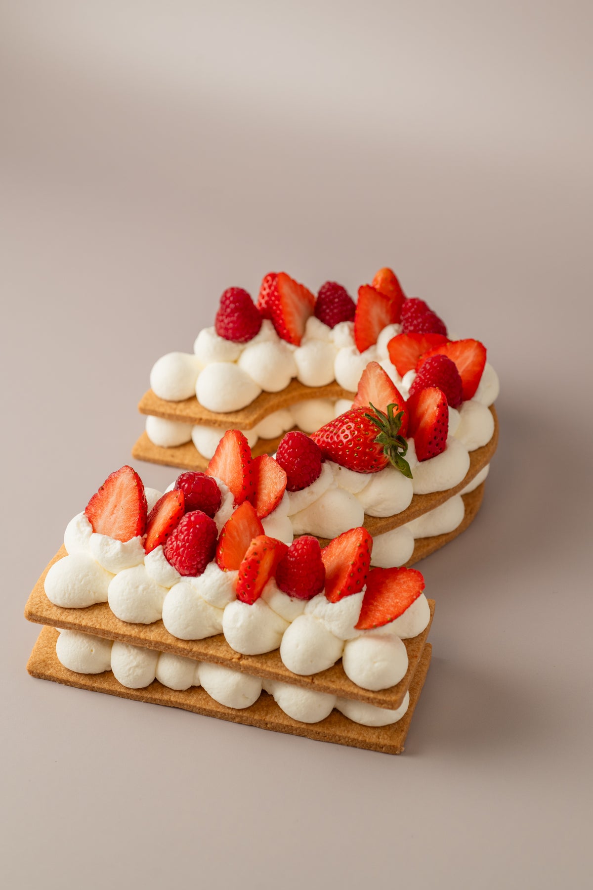 Tarta número fresa y nata