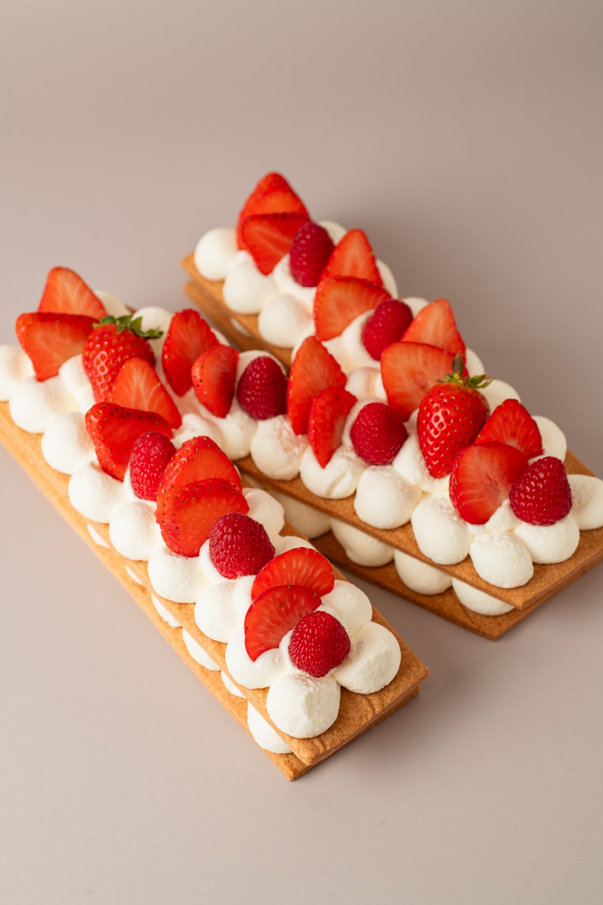 Tarta letra fresa y nata