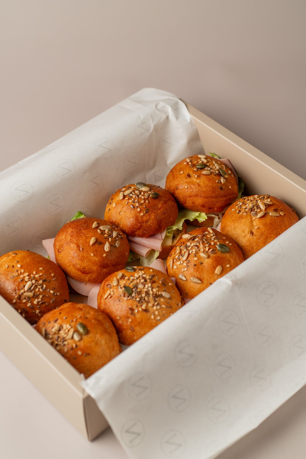 Bandeja de 9 brioches ingleses sin gluten de NICOLINA Madrid, con jamón york, queso, tomate y lechuga.