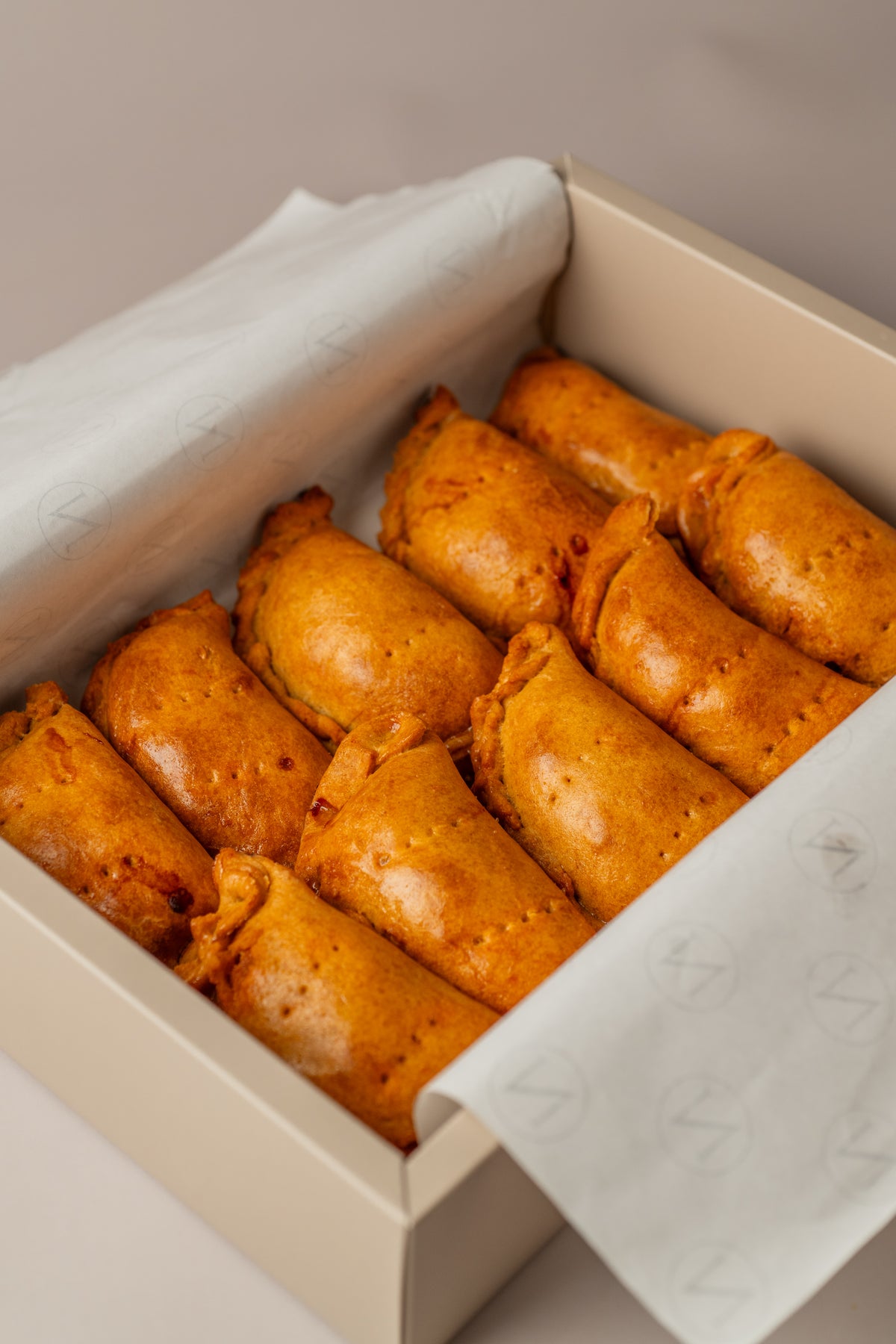 Empanadillas artesanas sin gluten de NICOLINA en su bandeja, listas para compartir.