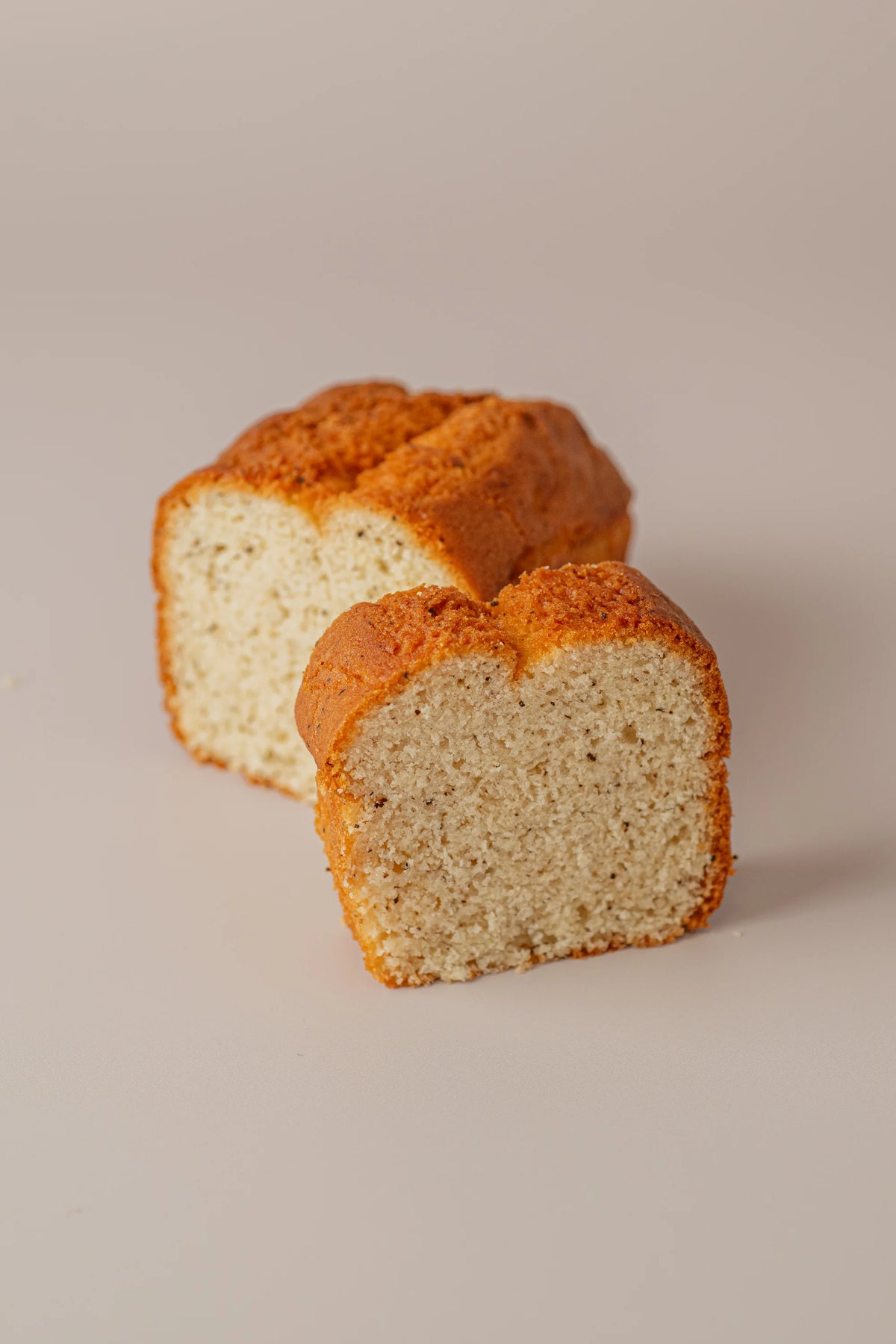 Interior del Bizcocho Té sin gluten, sin azúcar y sin lactosa con textura esponjosa y jugosa.
