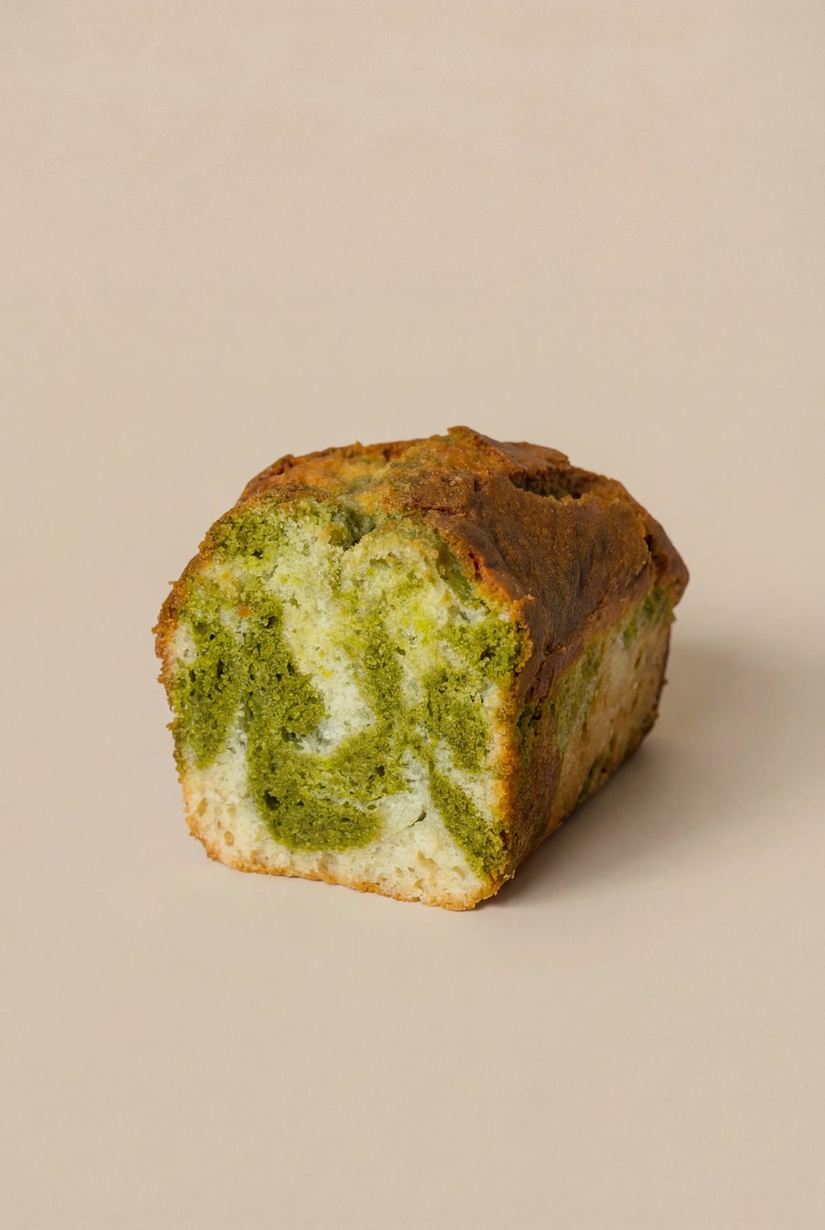 Detalle de la textura húmeda y marmolada del bizcocho de matcha sin gluten, sin azúcar y sin lactosa.
