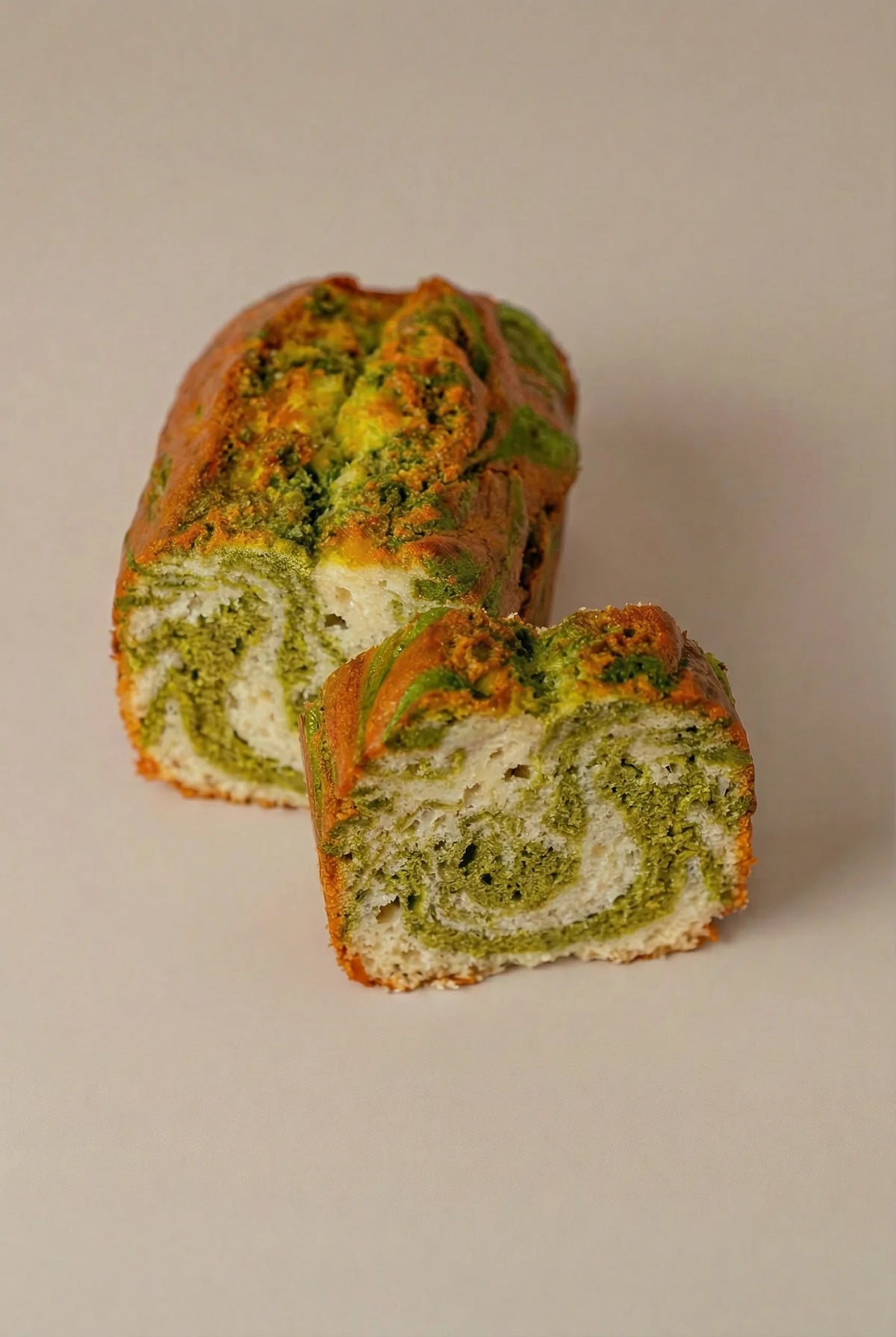 Bizcocho de matcha sin gluten, sin azúcar y sin lactosa con marmolado verde y miga esponjosa.
