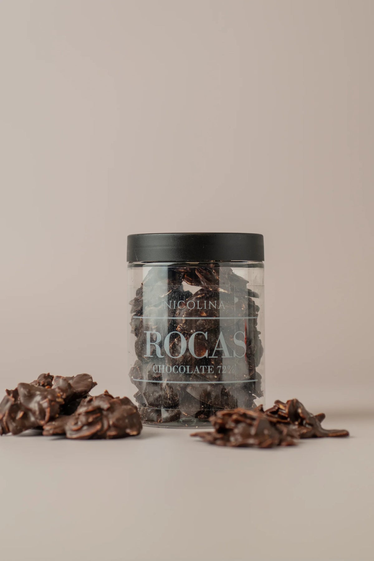 Bote de rocas de chocolate negro 72% con almendras sin gluten y sin azúcar en formato artesanal.
