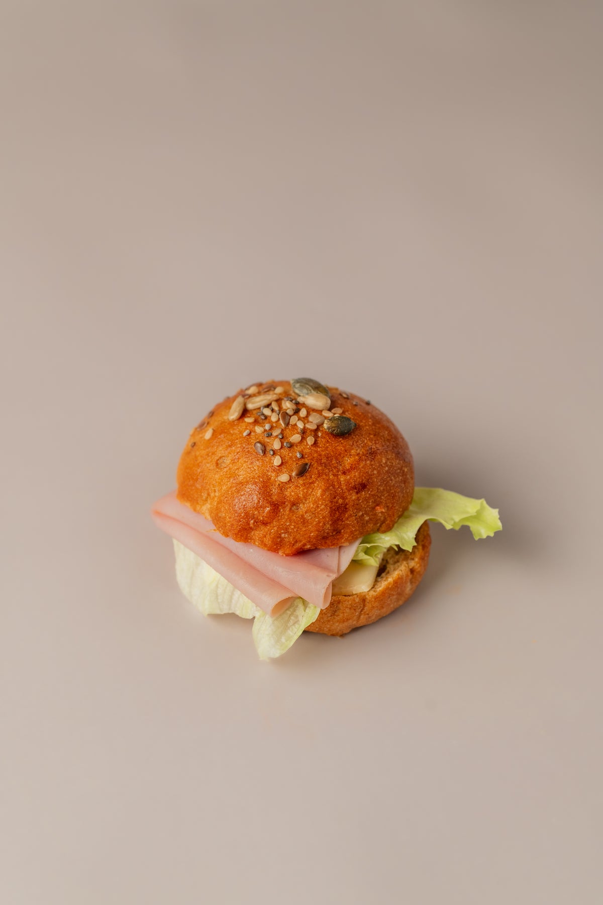 Brioche inglés sin gluten con jamón york, lechuga y pan dorado con semillas.