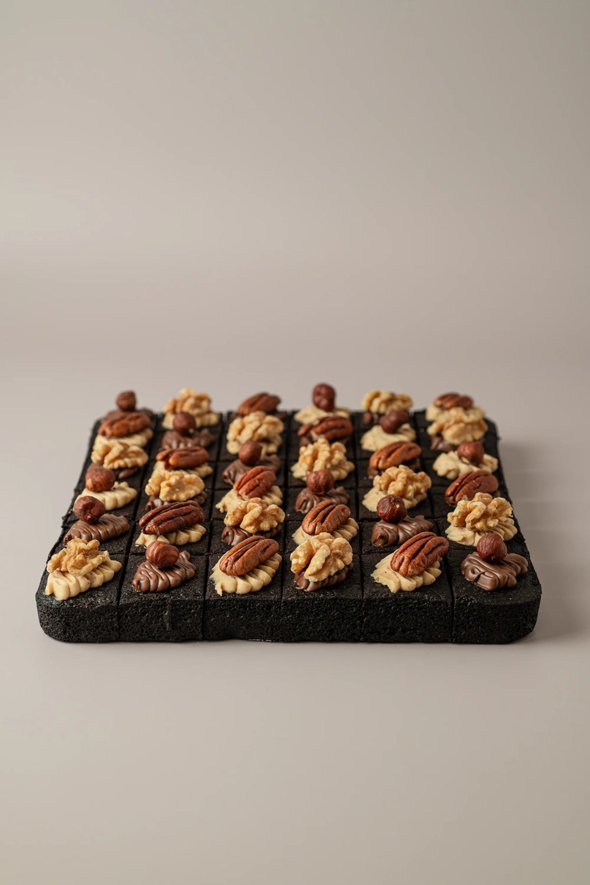 Detalle de brownie sin gluten, sin azúcar y sin lactosa con fresas frescas y crema de chocolate.
