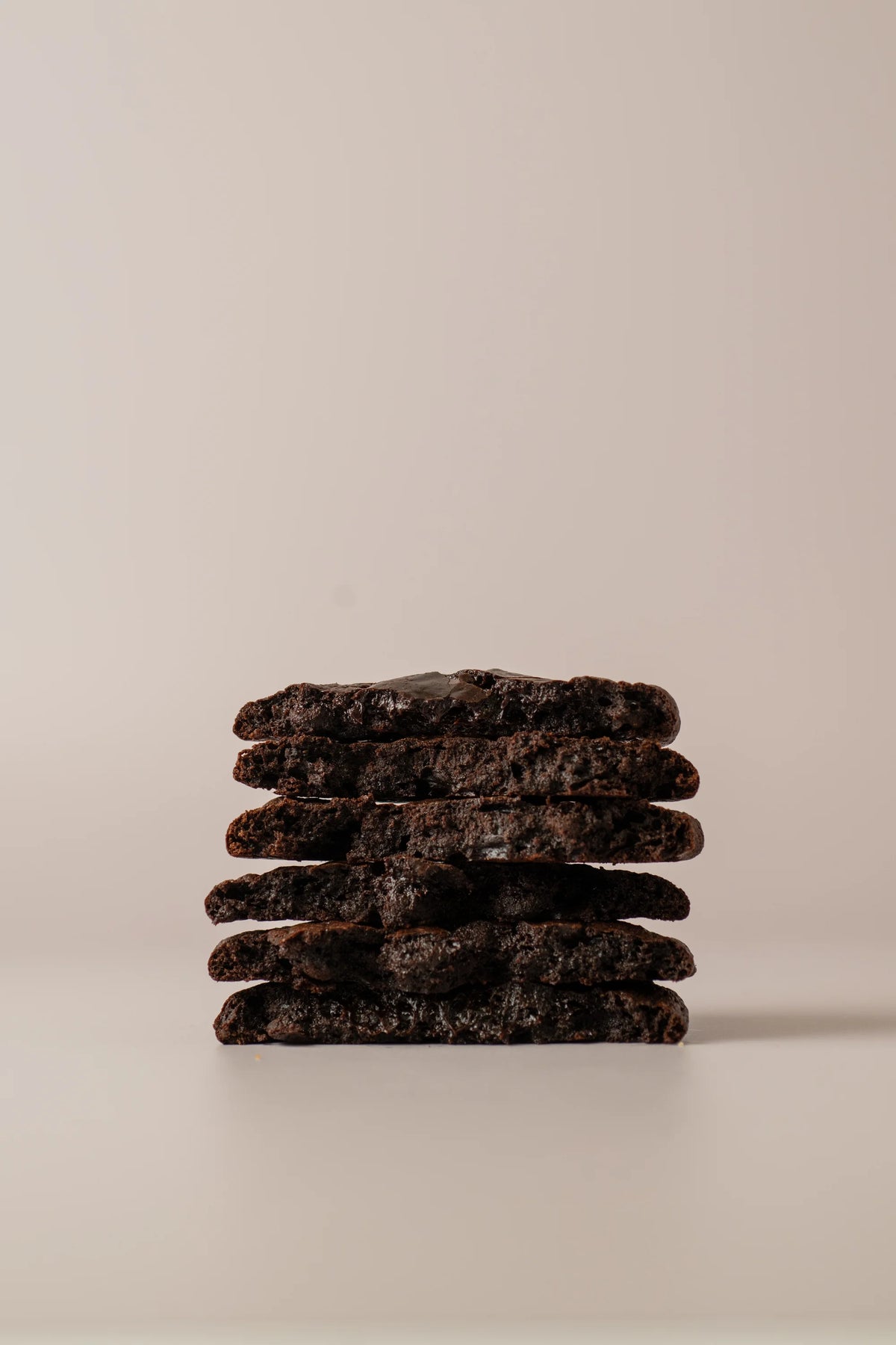 Cookie brownie sin gluten partida, con interior húmedo, textura tipo brownie y chocolate fundente, elaborada artesanalmente en Madrid.
