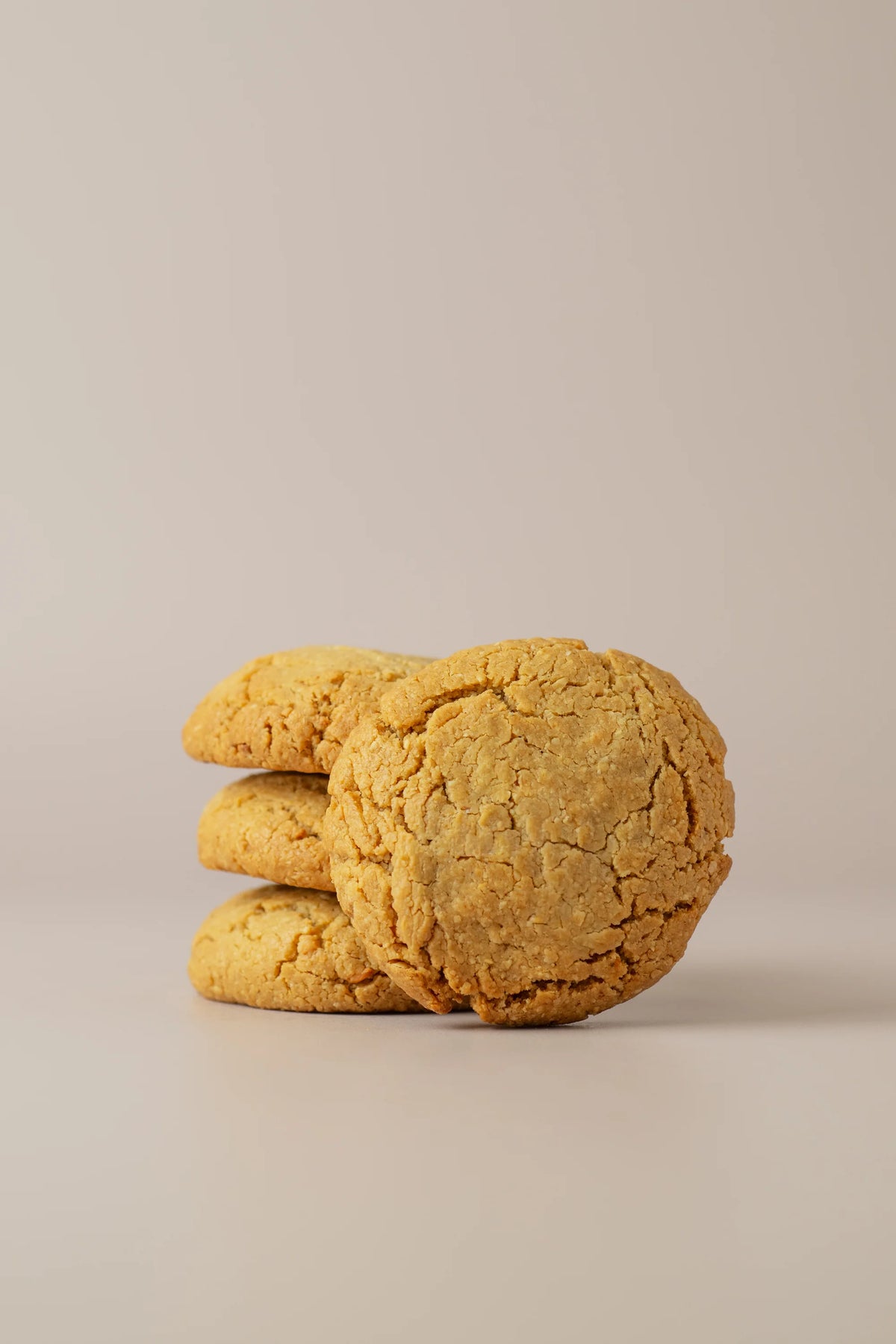 Cookie rellena de limón sin gluten y sin lactosa de NICOLINA Madrid, vista exterior con textura dorada y artesanal.
