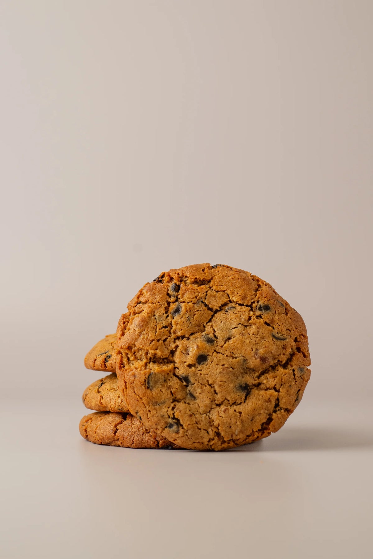 Cookie pecana sin gluten y sin lactosa de NICOLINA Madrid, vista exterior con textura dorada, artesanal y ligeramente craquelada.
