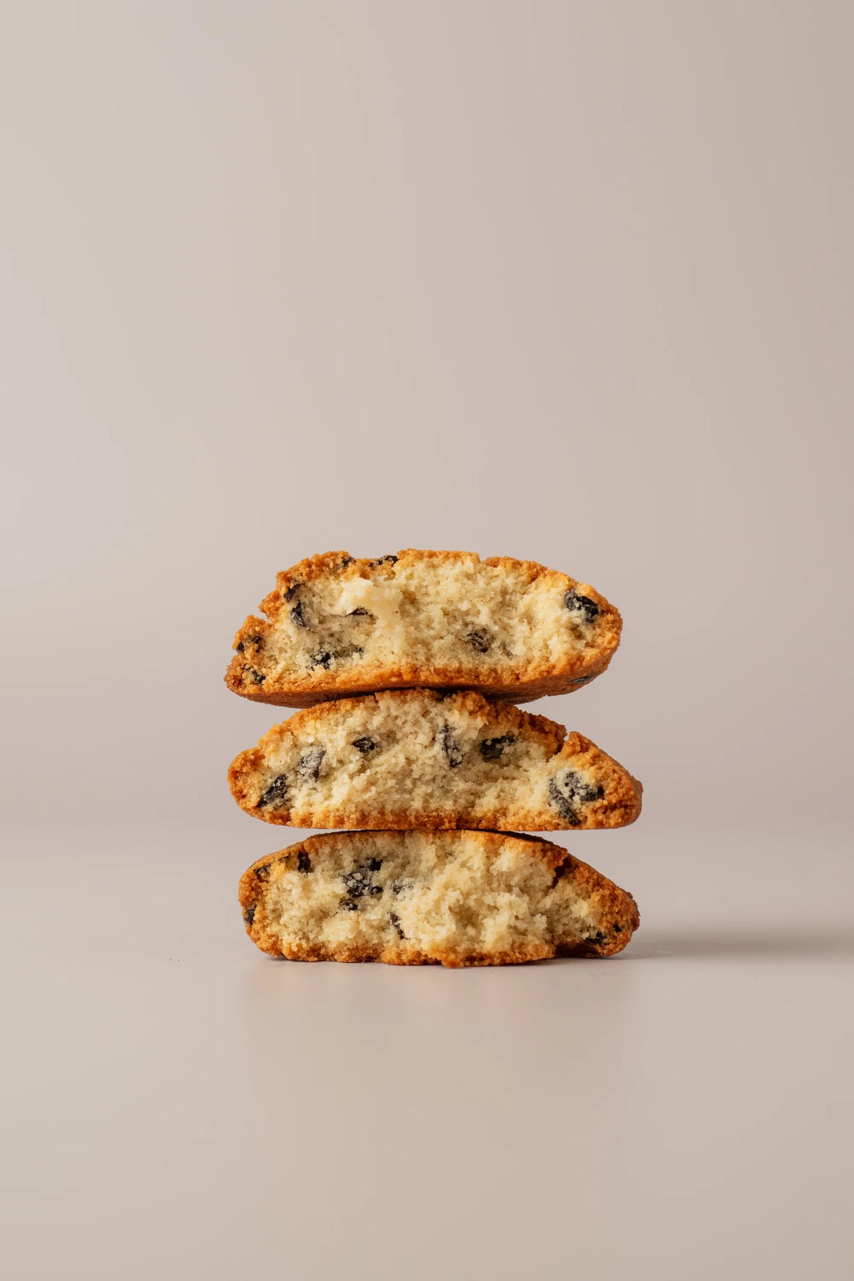 Cookie de pepitas de chocolate partida, sin gluten, sin lactosa y sin azúcar añadido, elaborada artesanalmente en Madrid.
