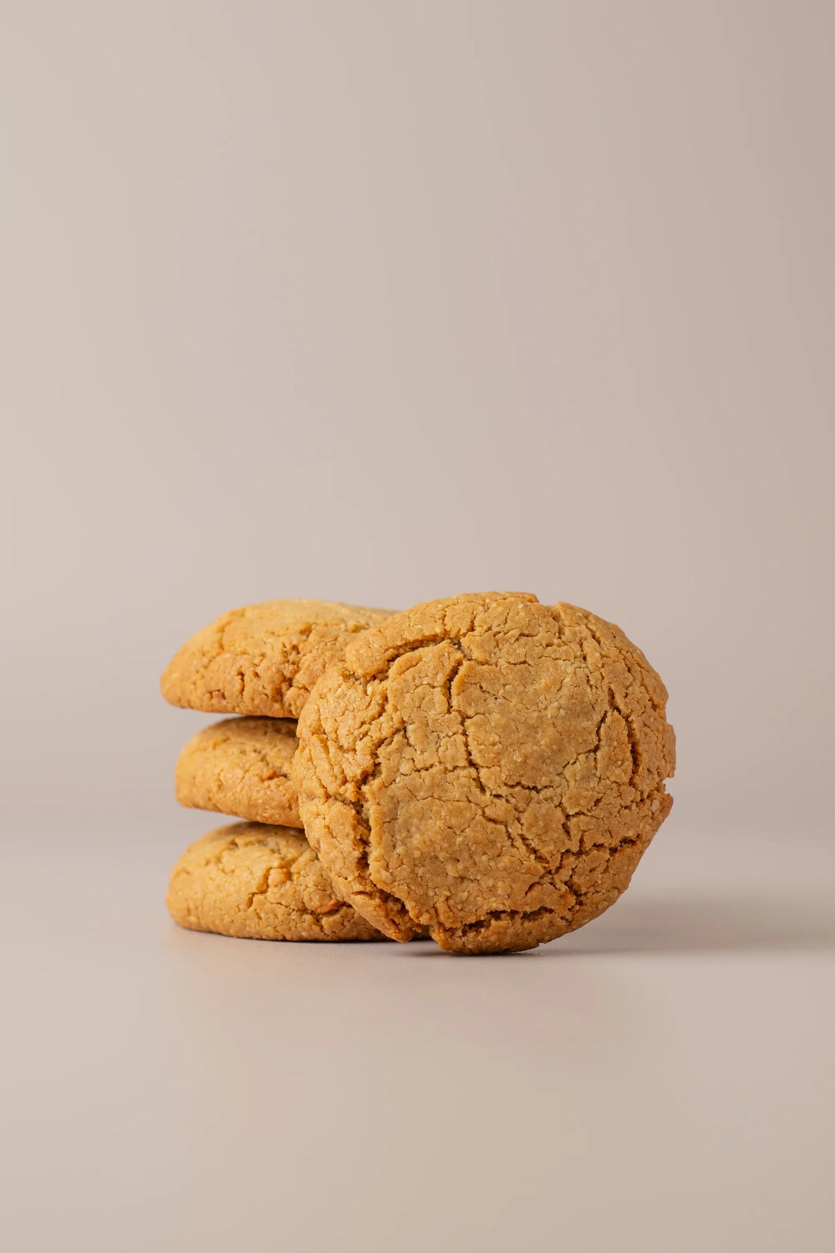 Cookie rellena de chocolate con avellanas sin gluten y sin lactosa de NICOLINA Madrid, vista exterior con textura dorada y artesanal.
