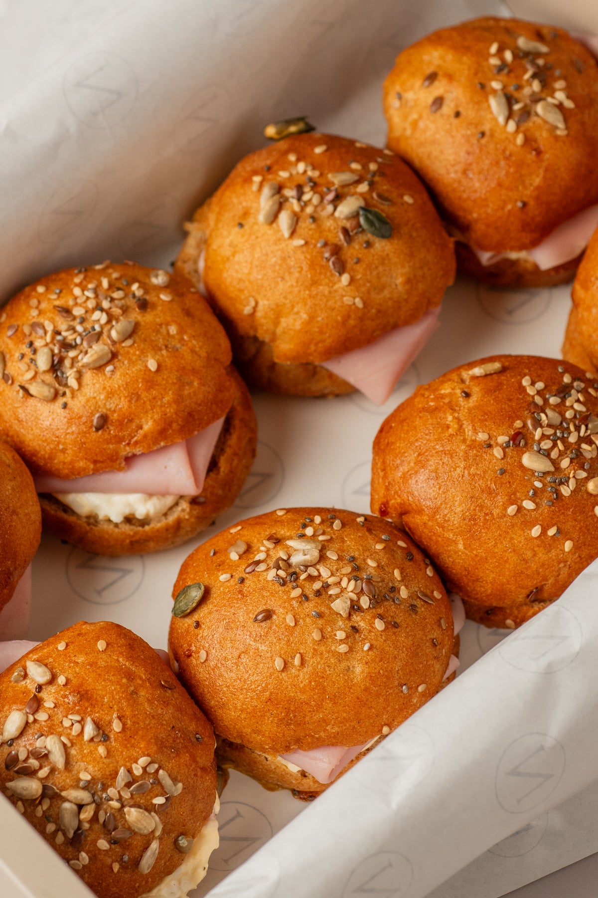 Detalle de brioches sin gluten de huevo y jamón de NICOLINA, con su relleno cremoso.