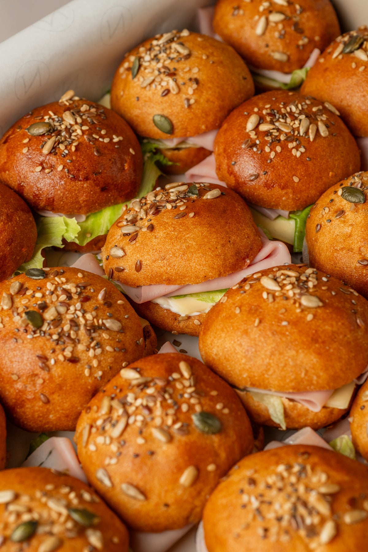 Detalle de brioches ingleses sin gluten de NICOLINA, con jamón york y lechuga fresca.