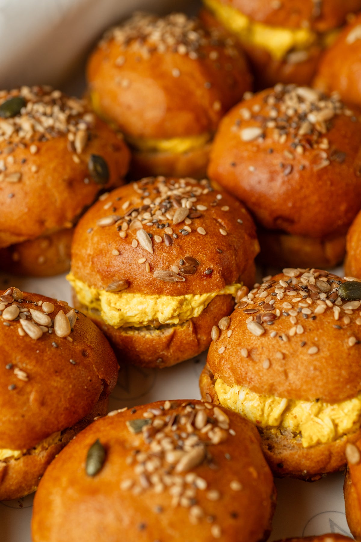 Detalle de brioches de pollo al curry sin gluten de NICOLINA, con su relleno cremoso.