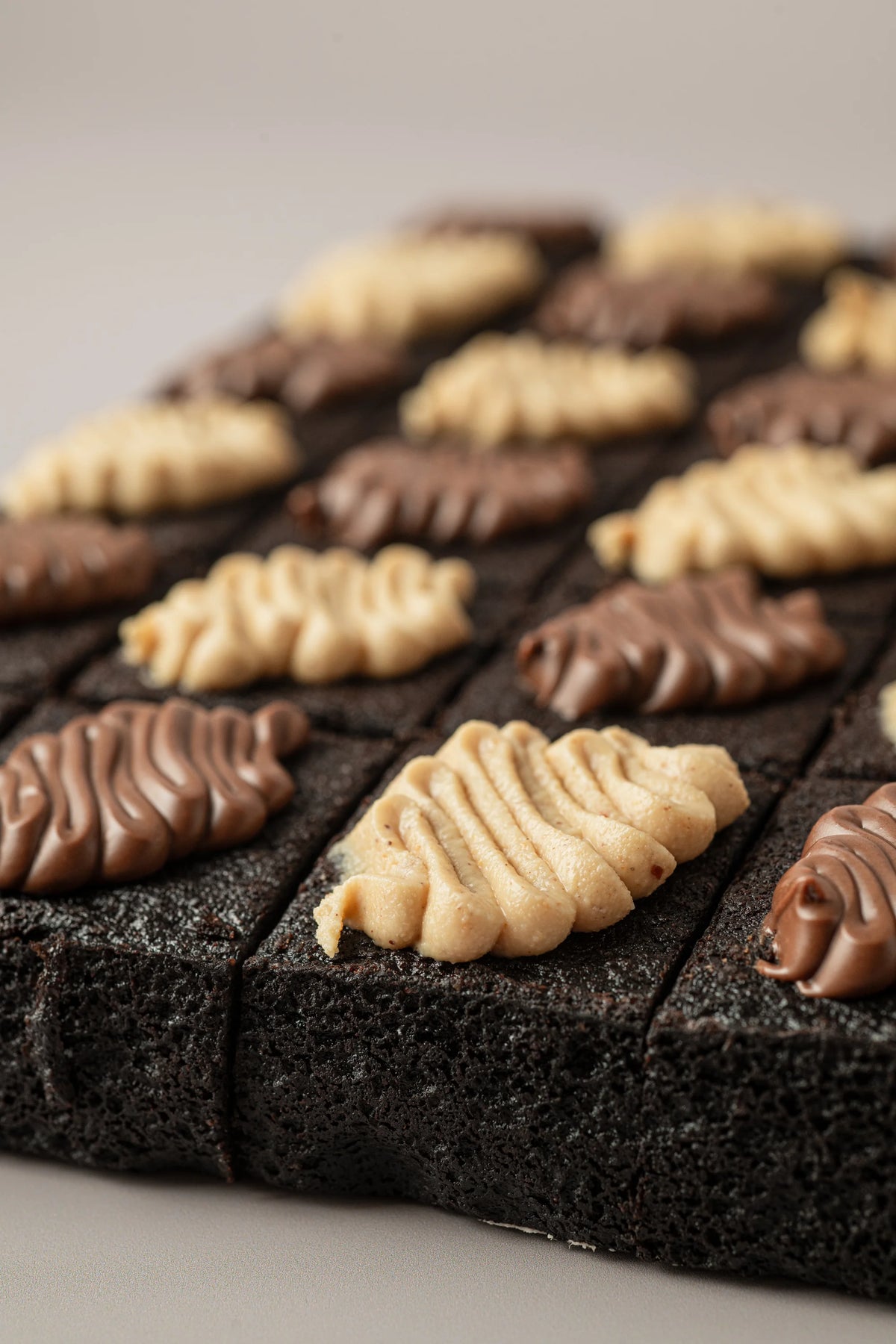Brownies individuales sin gluten, sin azúcar y sin lactosa con crema kinder y nutelina artesanal.
