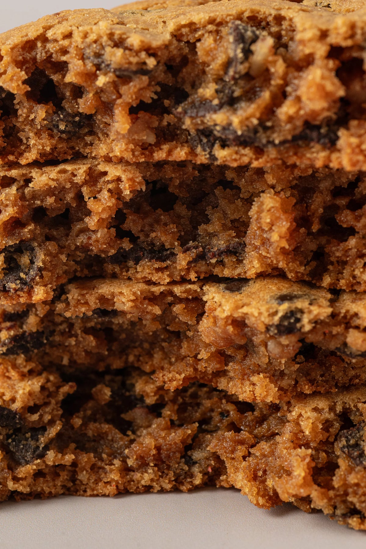 Detalle interior de cookie pecana sin gluten y sin lactosa de NICOLINA Madrid, con miga tierna y textura jugosa.

