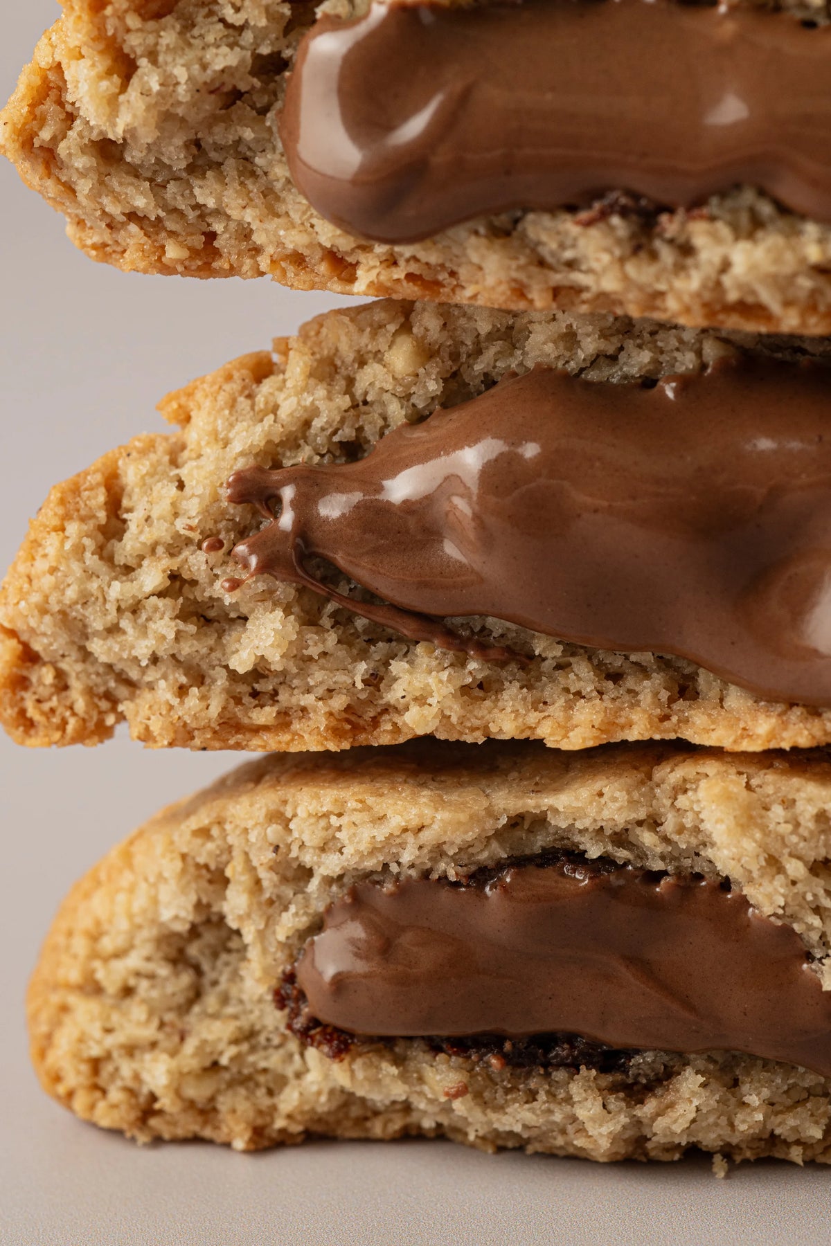 Detalle interior de cookie rellena de chocolate con avellanas sin gluten y sin lactosa de NICOLINA Madrid, con centro cremoso.
