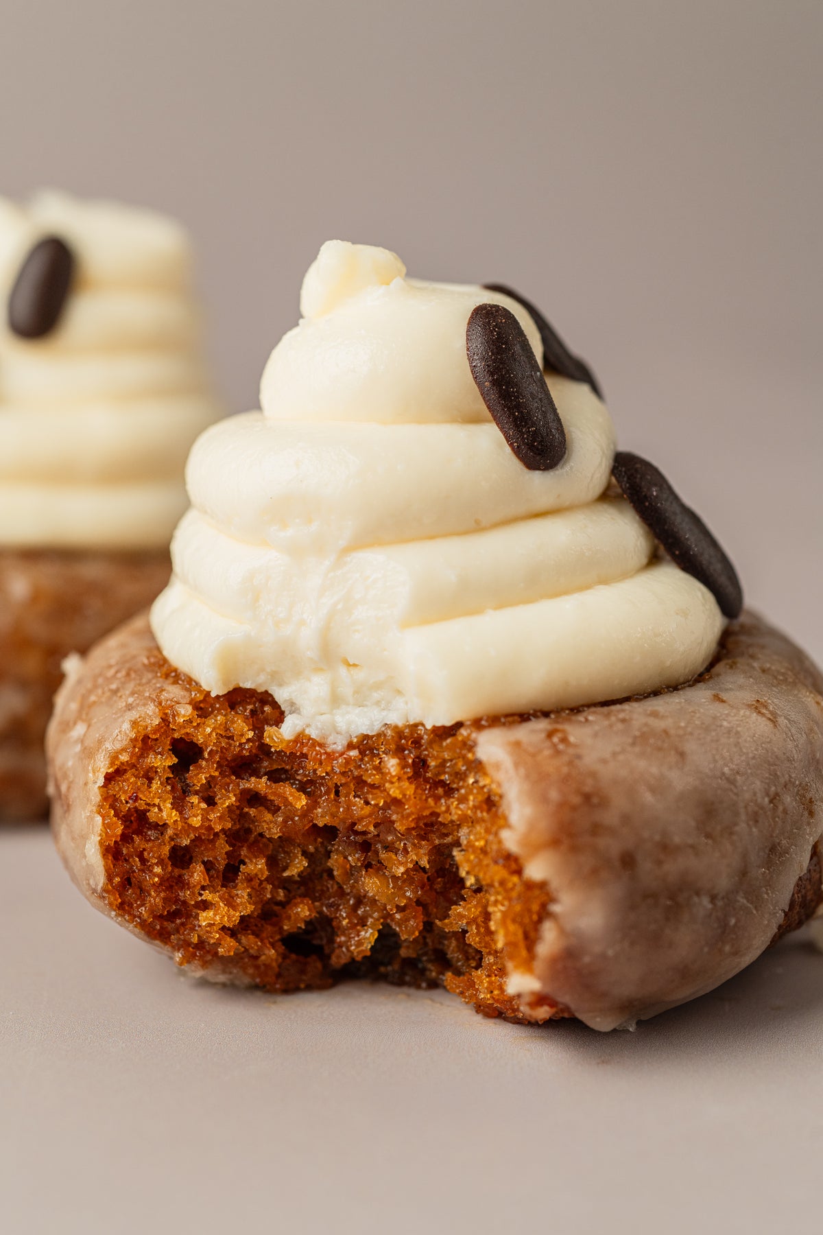 Detalle del interior del Donat Carrot Cake sin gluten de NICOLINA, con masa de zanahoria y frosting de crema.