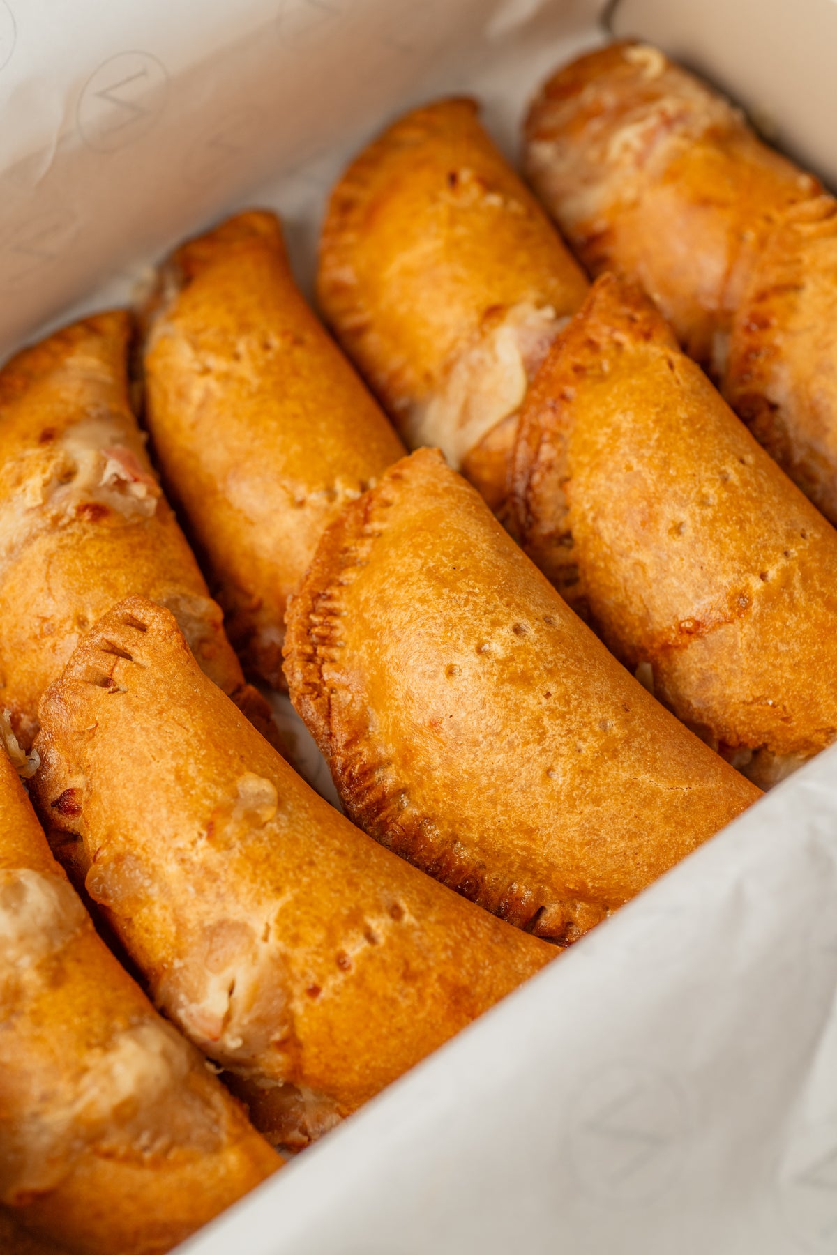 Detalle de empanadillas sin gluten con masa estilo empanada gallega, doradas al horno.