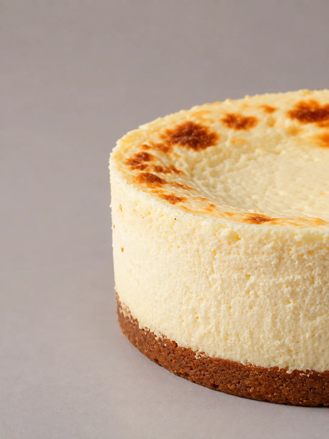 Mini cheesecake artesanal sin gluten, sin lactosa y sin azúcar con base fina y acabado cremoso.
