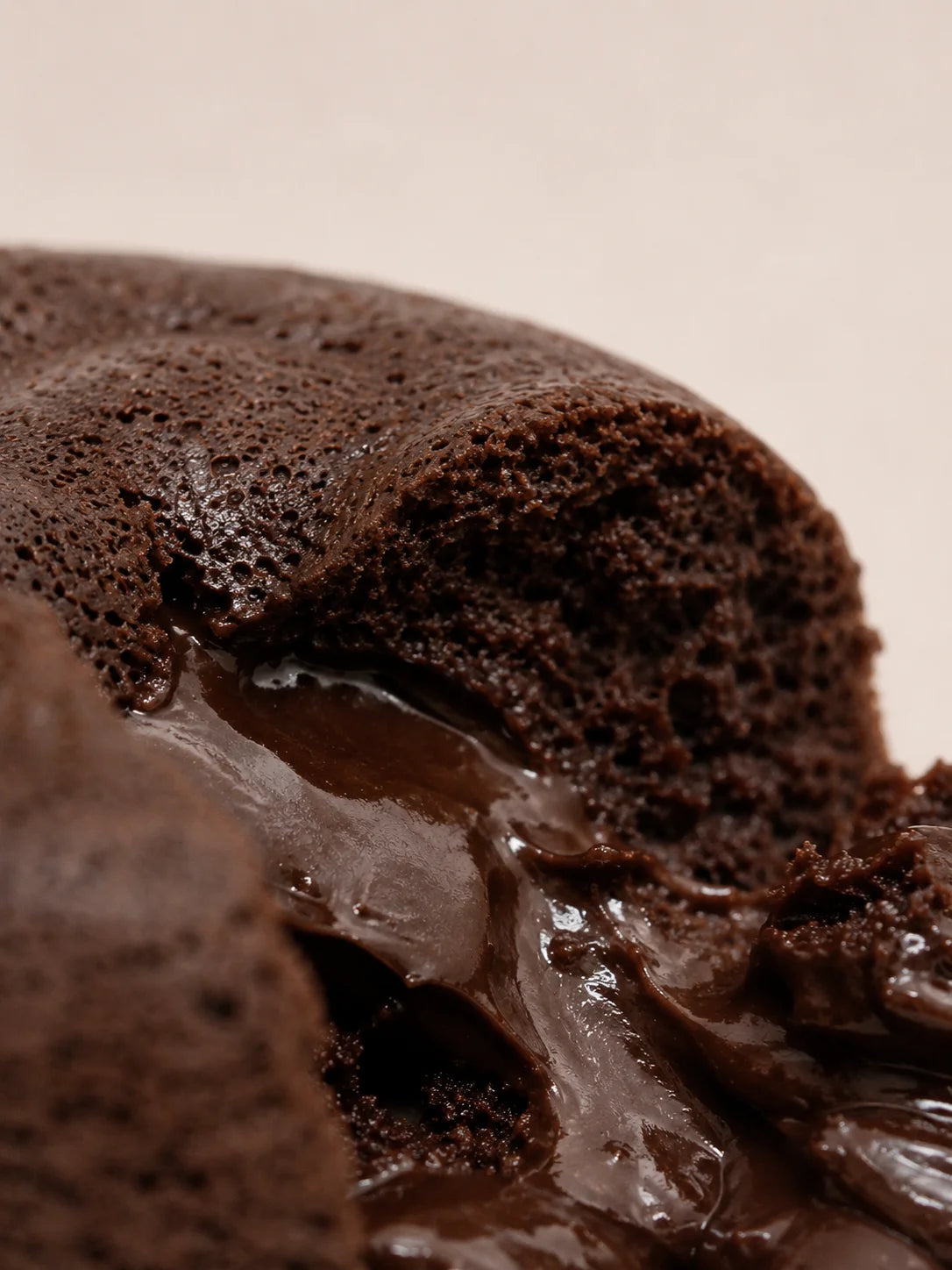 Mini Volcán de chocolate abierto con interior fundente, sin gluten, sin azúcar, sin lactosa y sin PLV.
