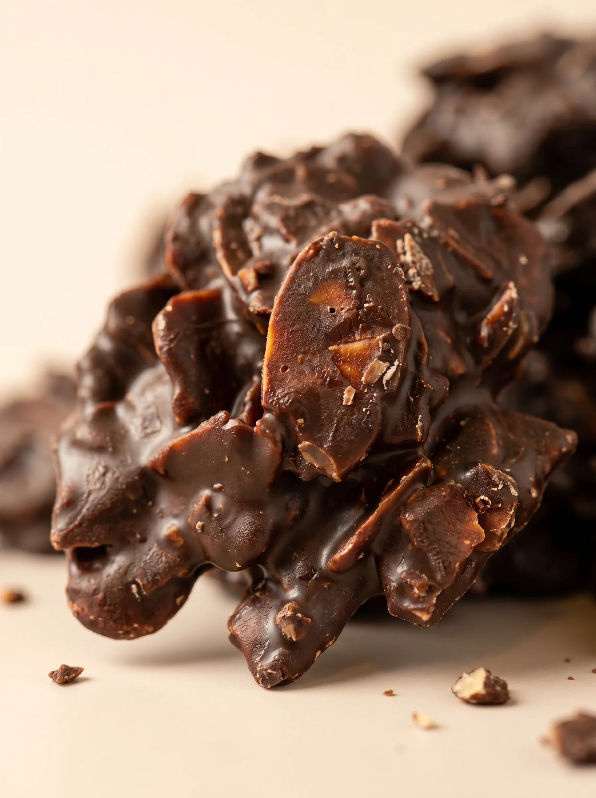 Detalle de rocas de chocolate negro sin gluten y sin azúcar con almendras laminadas y textura crujiente.
