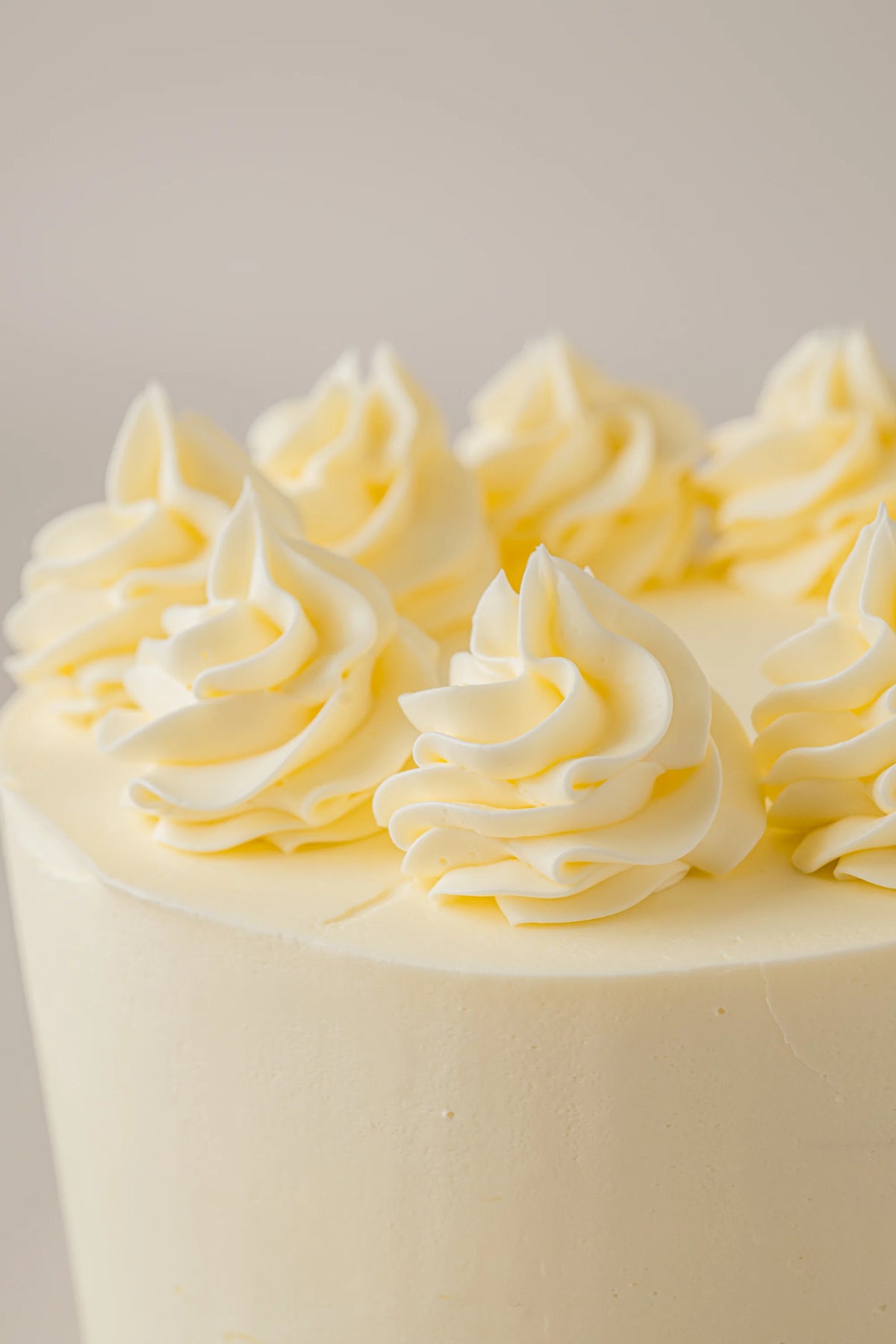 Tarta artesanal sin gluten y sin azúcar con acabado drip de chocolate y crema suave decorativa.
