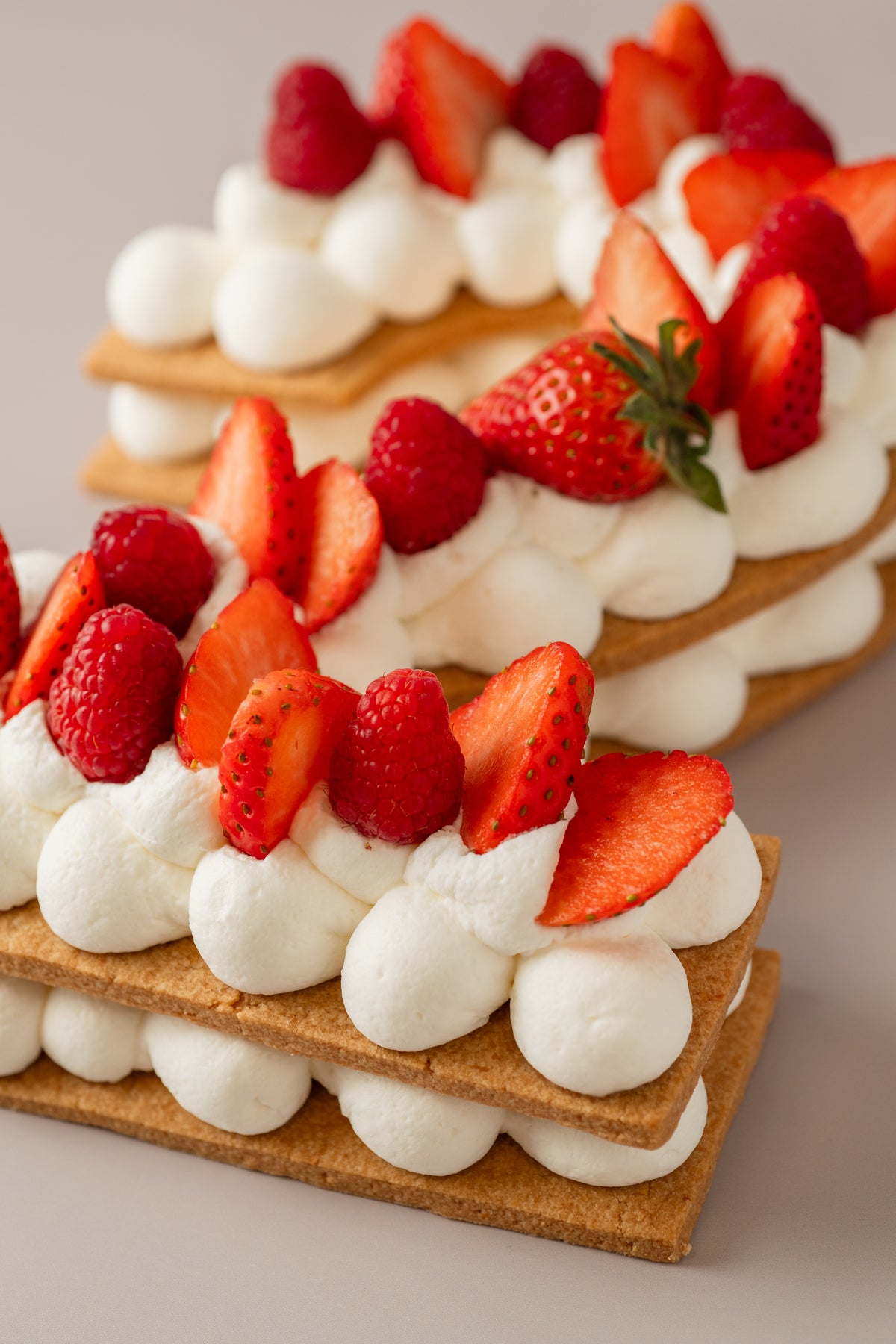 Tarta número fresa y nata