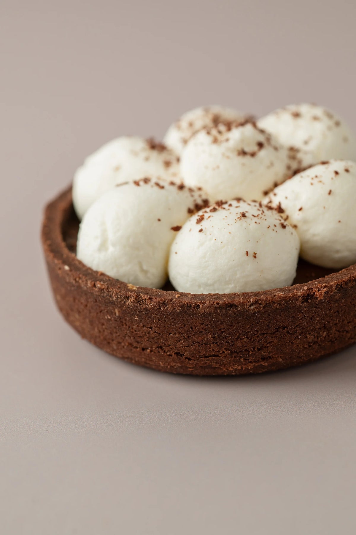 Tartaleta artesanal de chocolate y nata sin gluten, sin lactosa y sin azúcar con textura suave y relleno intenso.

