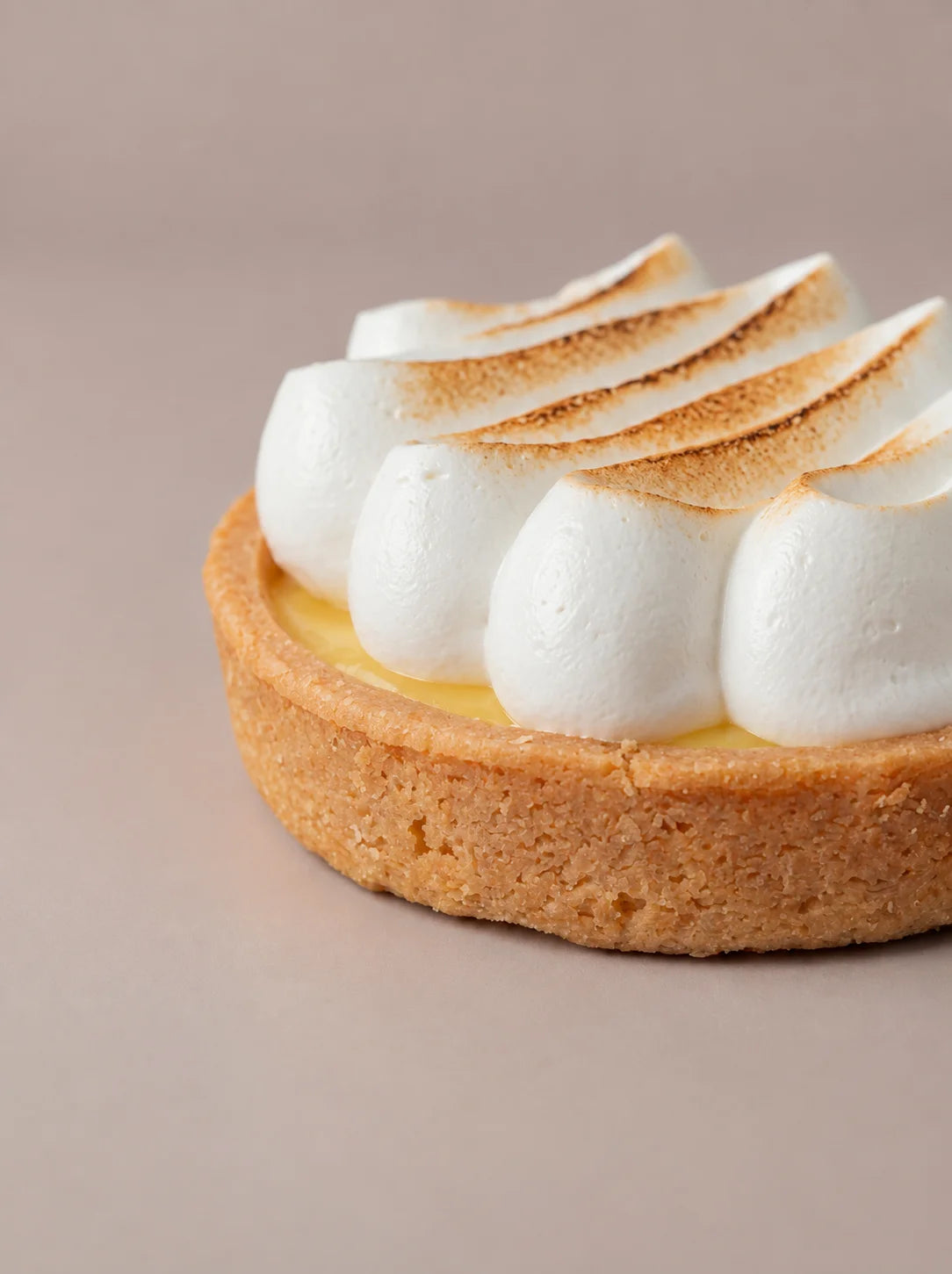 Detalle de tartaleta de maracuyá sin gluten, sin lactosa y sin azúcar con crema suave y cobertura de merengue.
