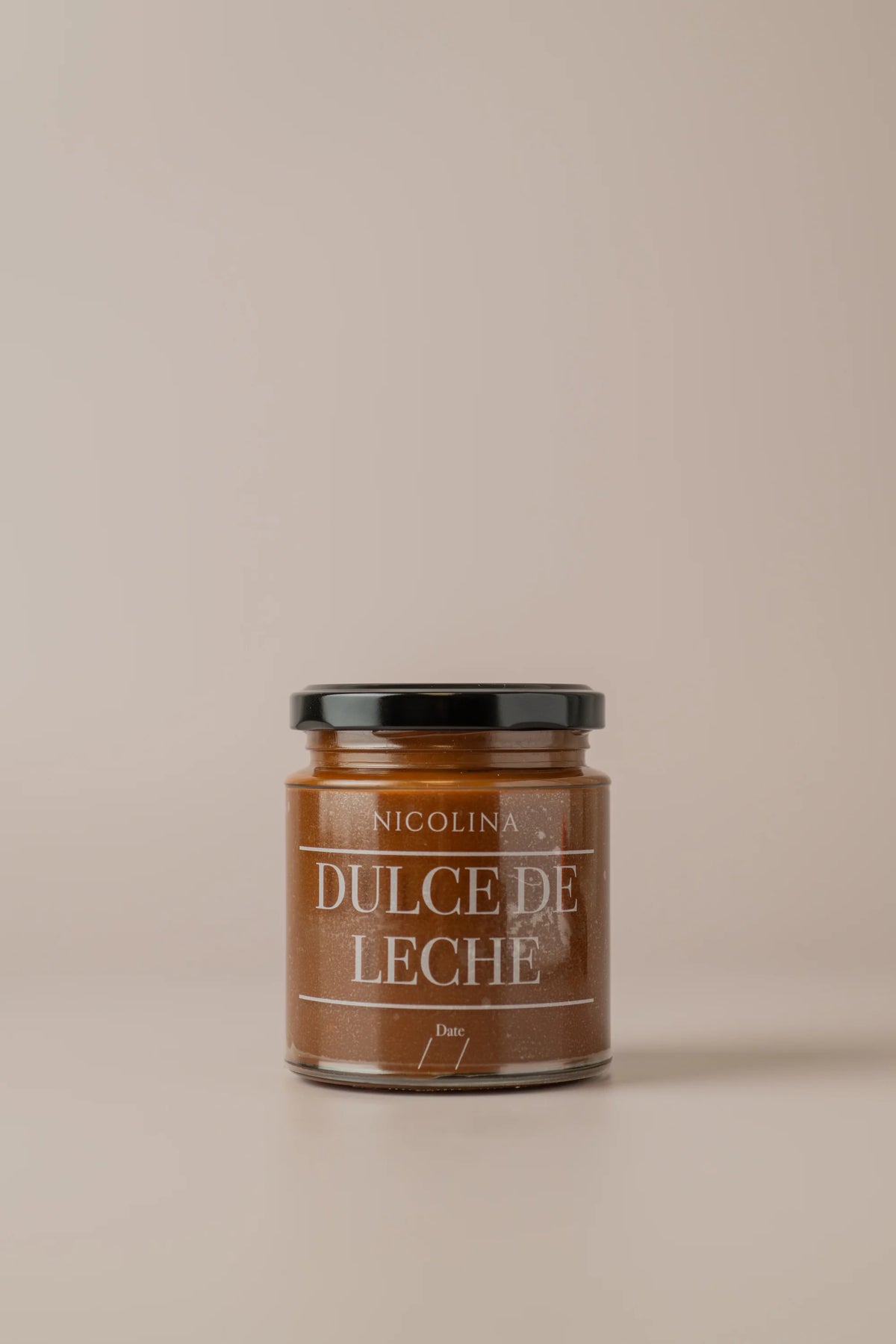 Bote de dulce de leche Nicolina sin gluten, sin azúcar y sin lactosa con textura cremosa y elaboración cuidada.
