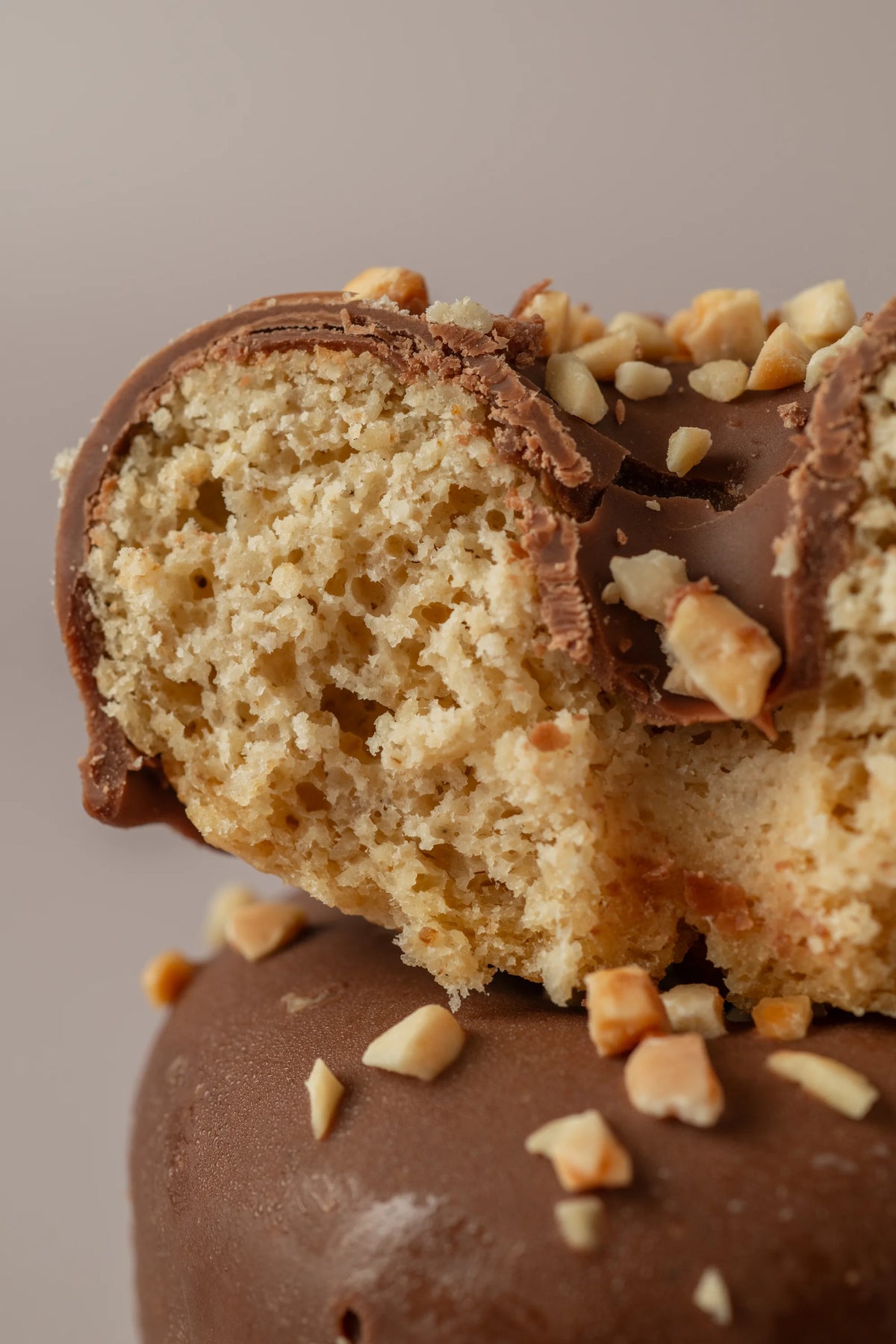 Interior esponjoso del donat banana sin gluten y sin azúcar de NICOLINA con masa tierna de plátano y chocolate.