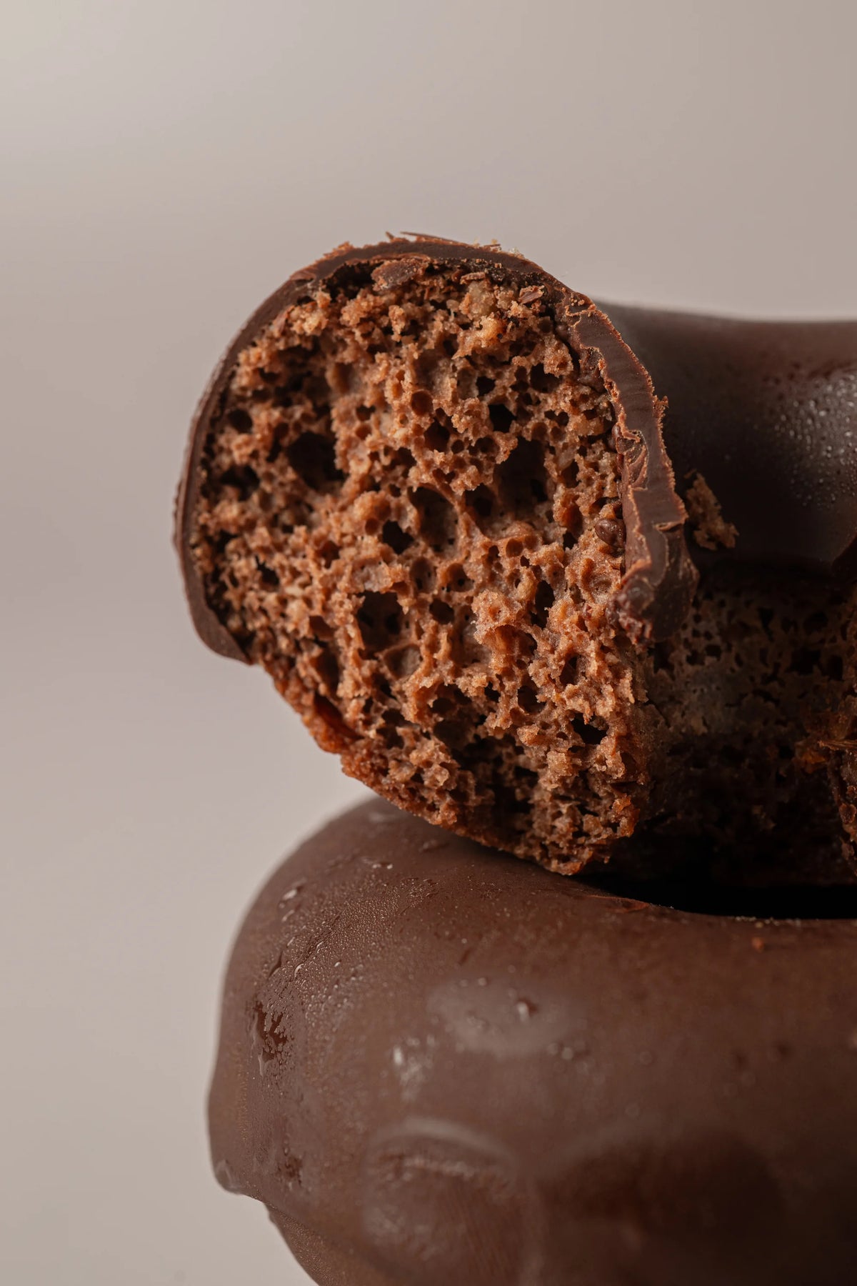 Interior esponjoso del donat de cacao artesanal de NICOLINA Madrid con cobertura de chocolate.