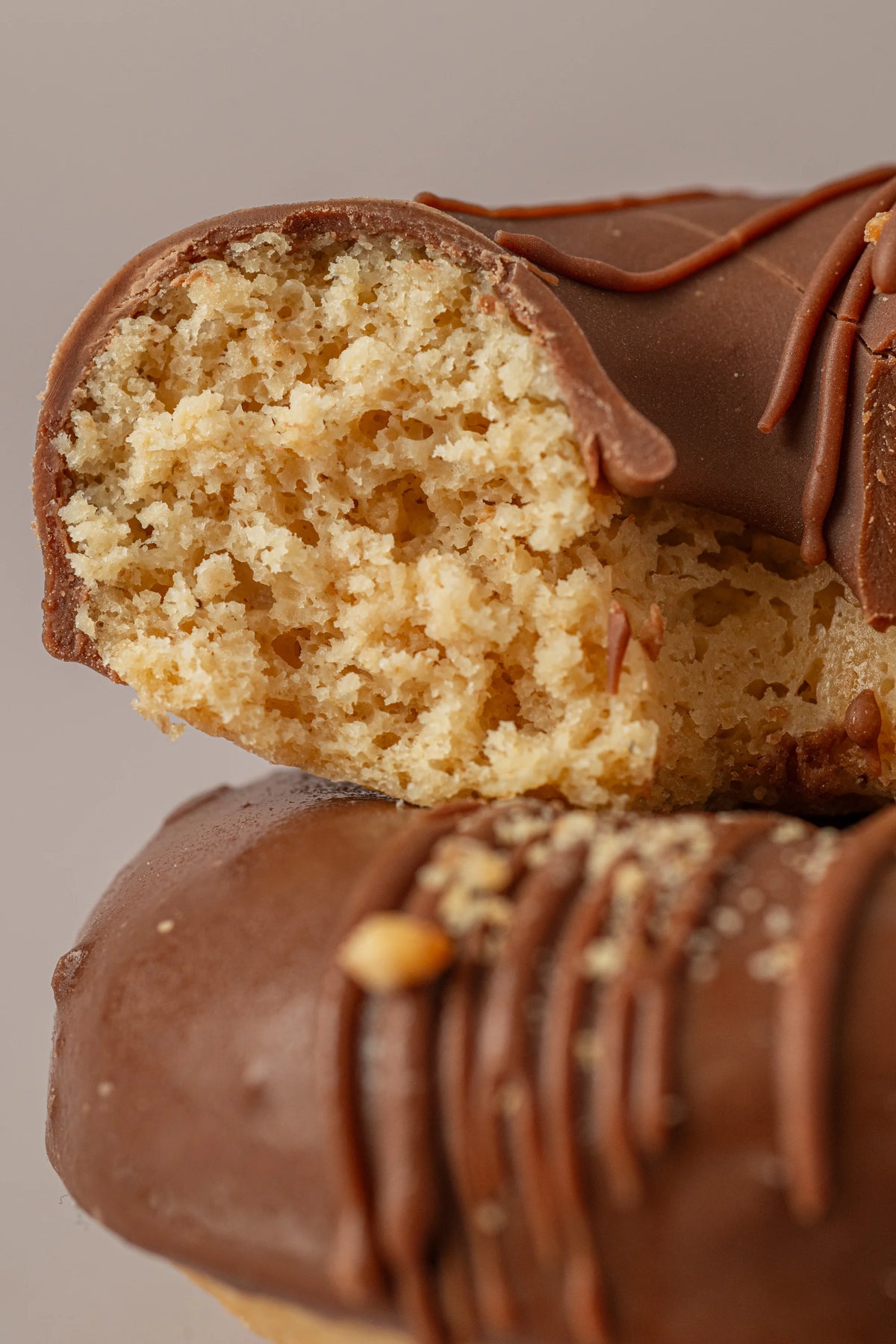 Interior esponjoso del donat peanut artesanal de NICOLINA Madrid con chocolate y cacahuete.
