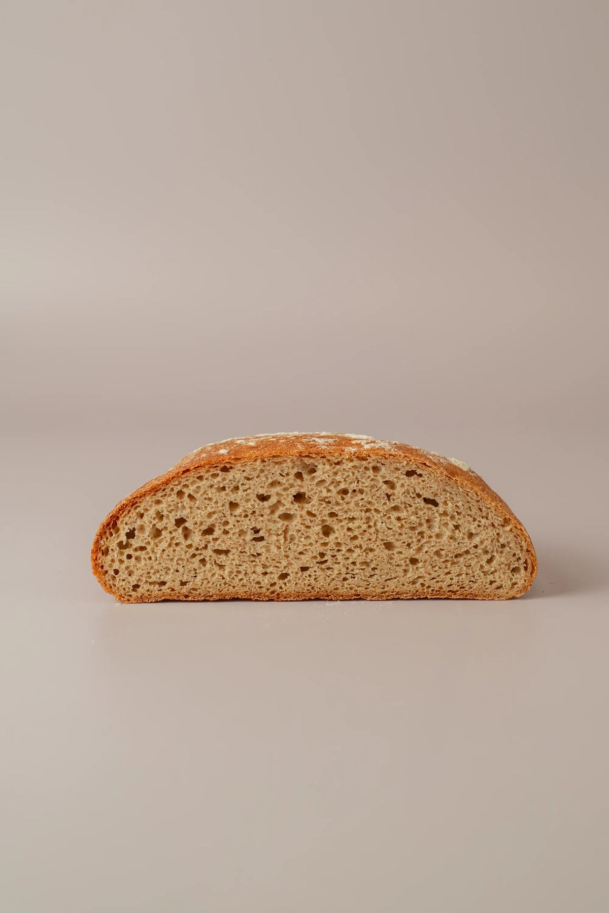 Detalle de la miga esponjosa de hogaza blanca sin gluten y sin lactosa con textura aireada.
