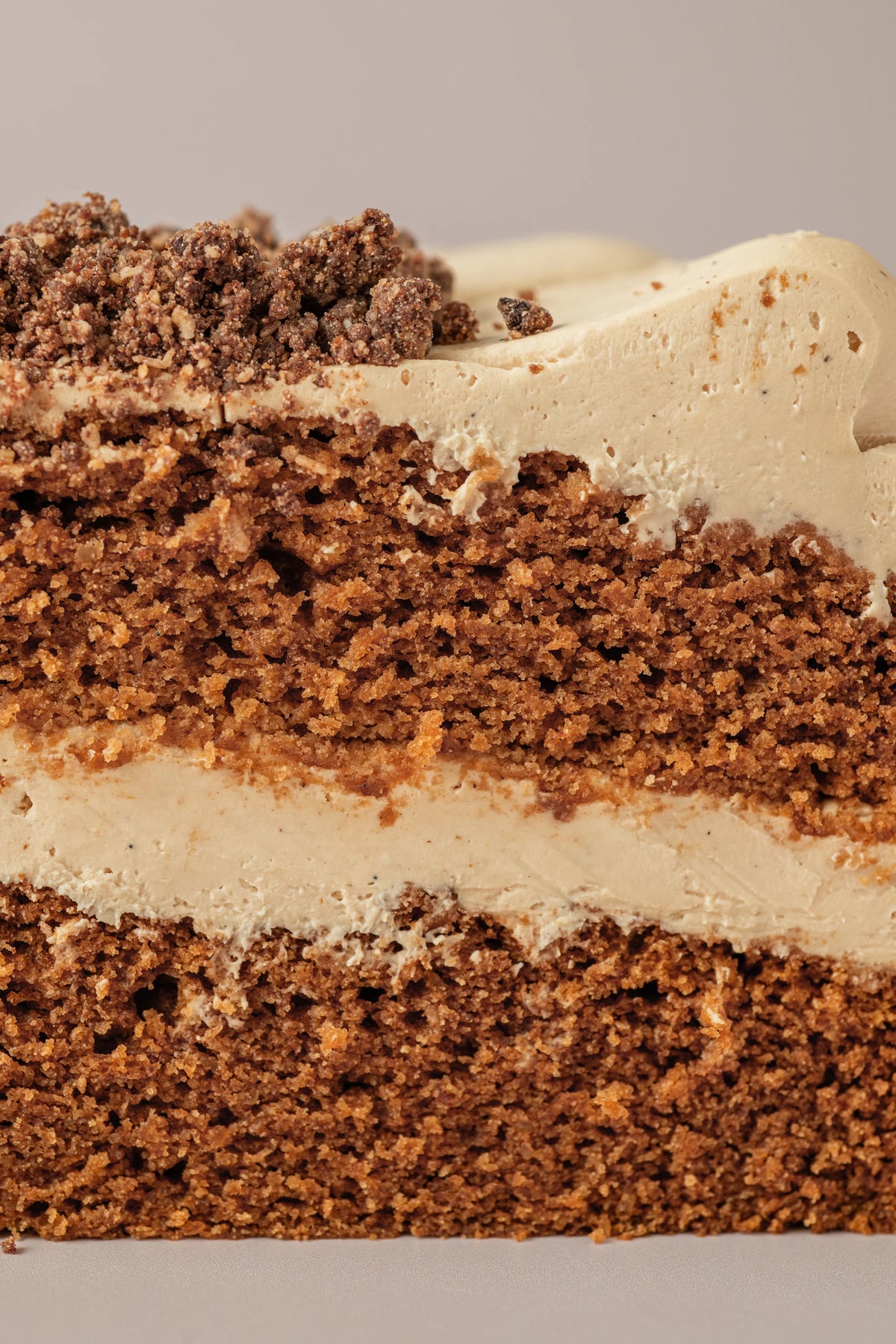 Detalle interior de tarta vegana de avellana y vainilla con textura esponjosa y crema cremosa.

