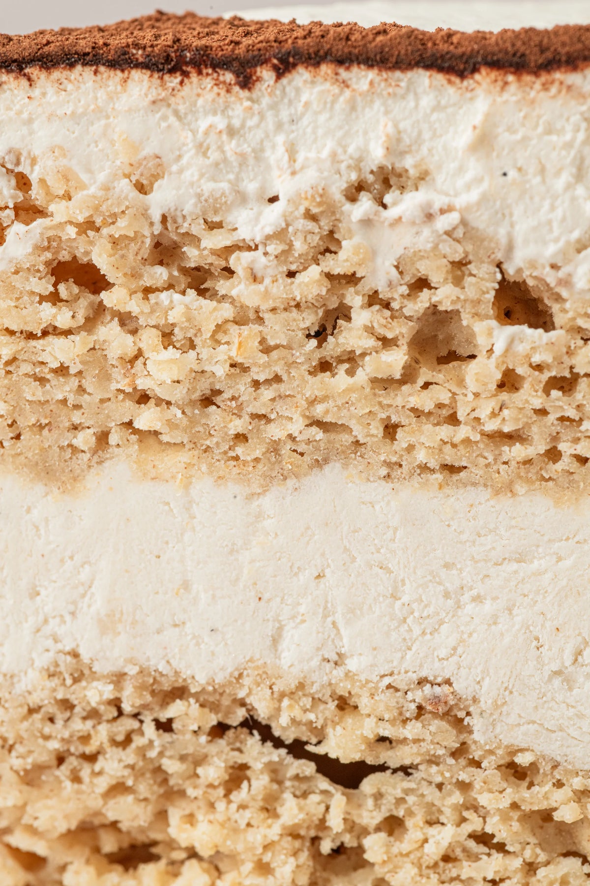 Interior de tarta de bebé sin gluten y sin azúcar con capas suaves de crema y bizcocho natural.