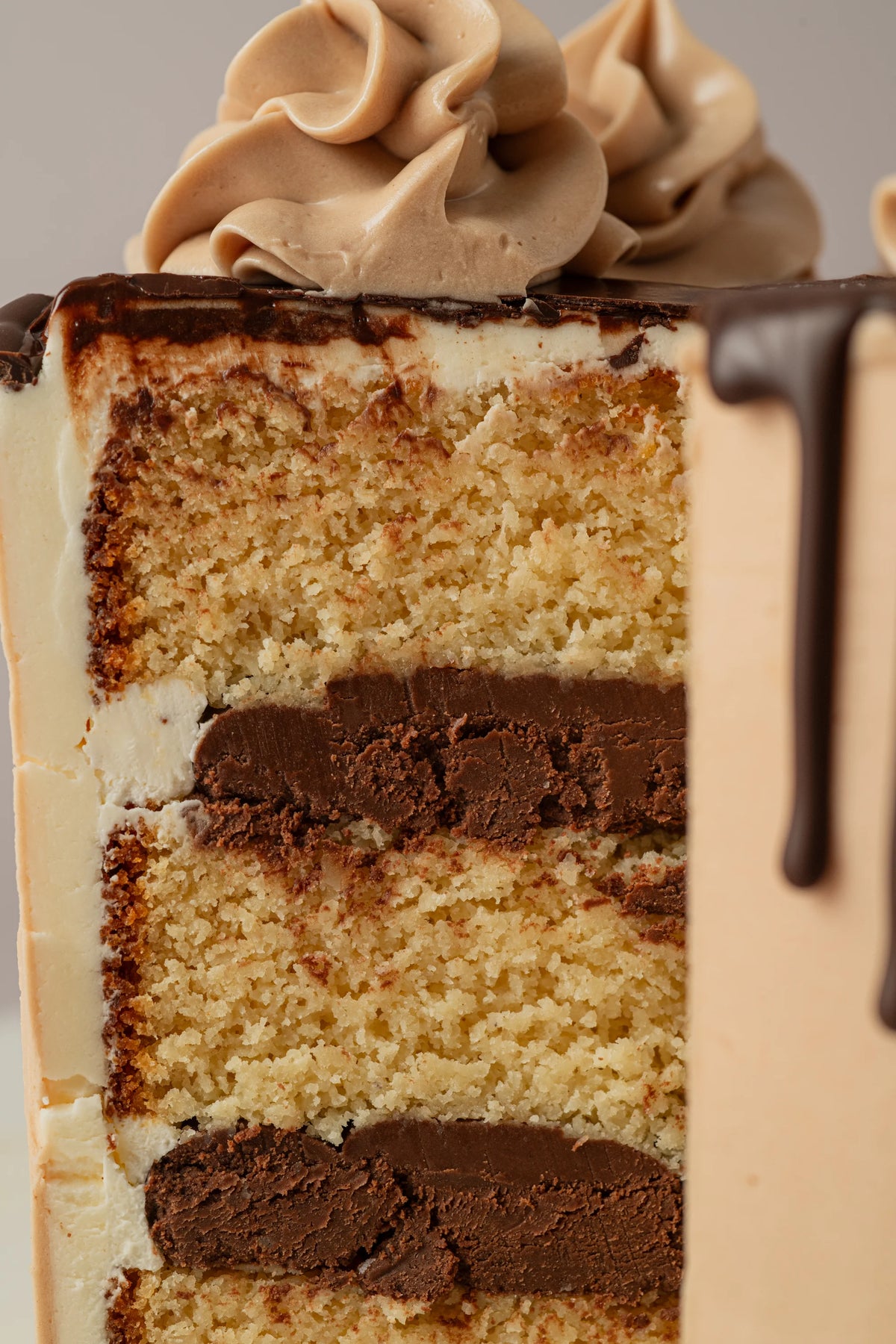 Interior de tarta de cumpleaños sin gluten y sin azúcar con capas de bizcocho jugoso y crema de chocolate.
