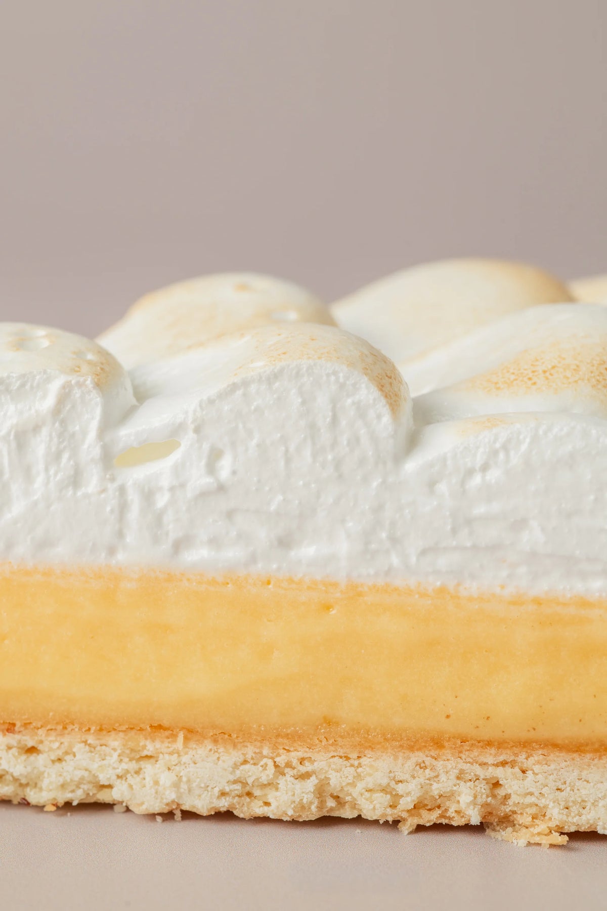 Porción de tarta de limón sin gluten y sin azúcar de NICOLINA Madrid, con crema sedosa de limón y merengue suave.
