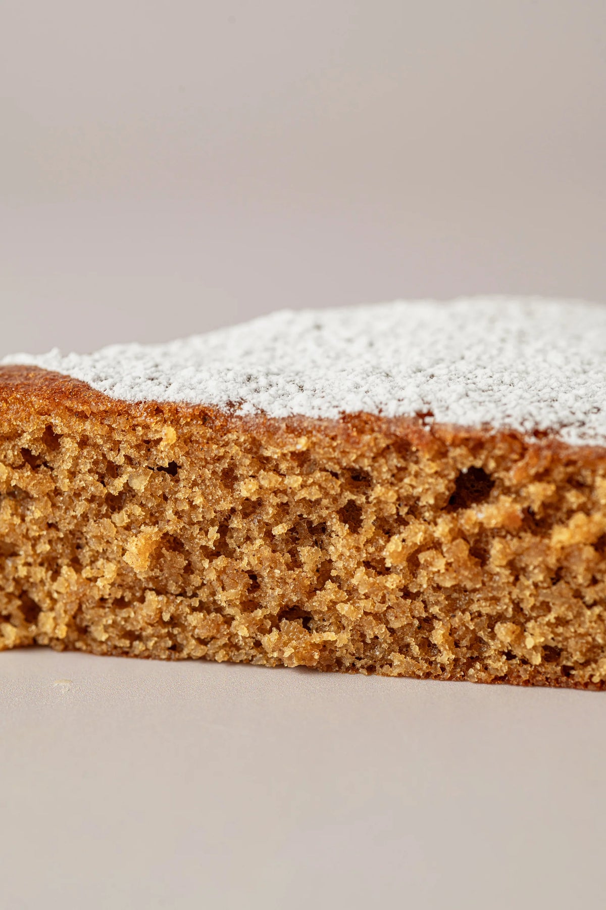 Detalle de la textura húmeda y esponjosa de la tarta de Santiago artesanal de almendra.
