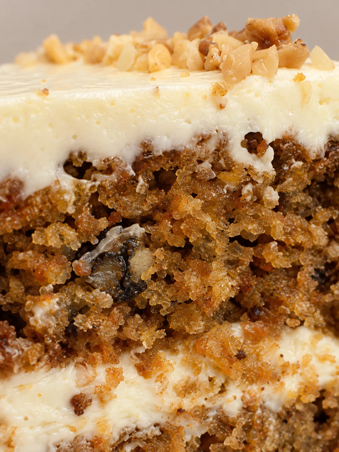 Interior de tarta de zanahoria sin gluten y sin azúcar de NICOLINA Madrid, con capas de bizcocho jugoso y crema suave.
