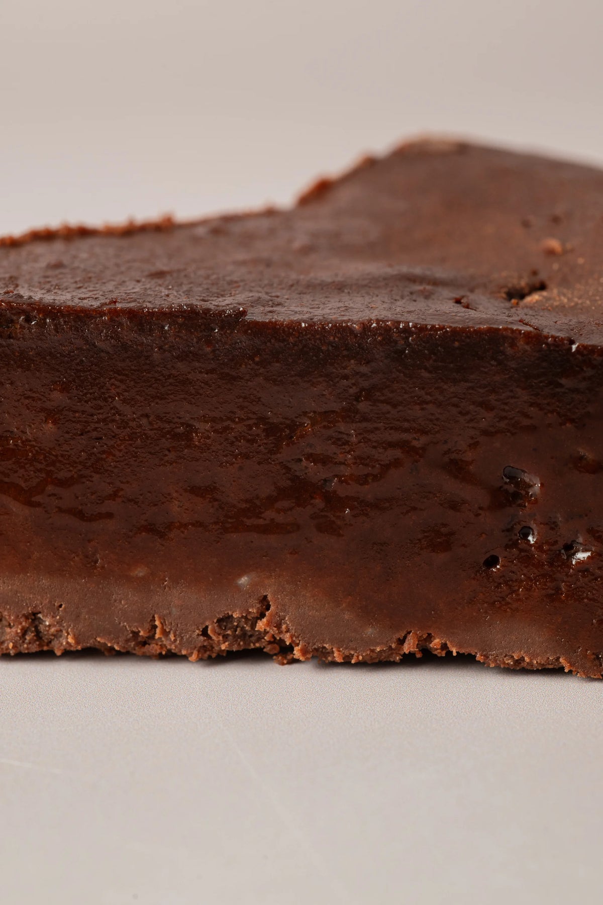 Detalle de volcán de chocolate artesanal de NICOLINA Madrid, con interior intenso y textura cremosa tipo coulant.
