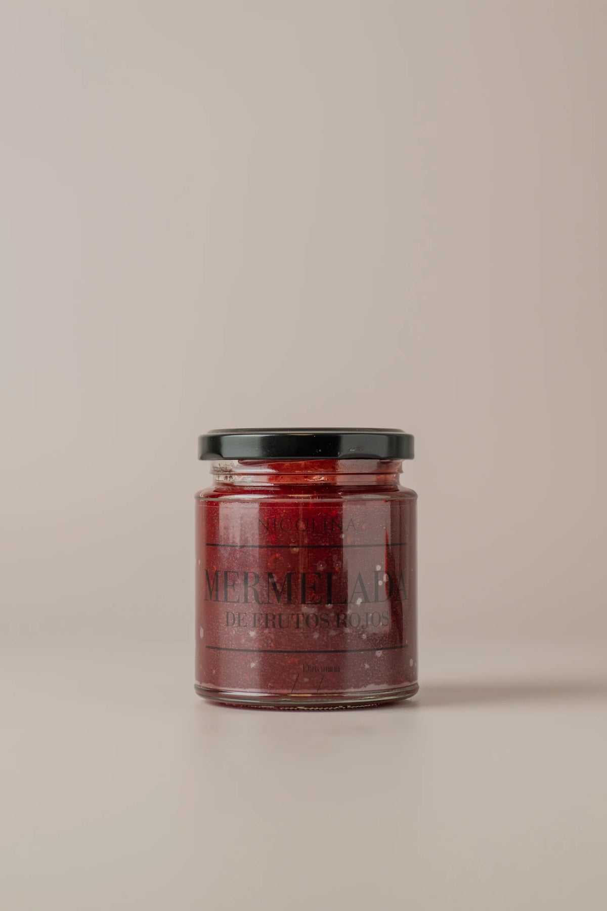 Bote de mermelada de frutos rojos Nicolina sin gluten, sin azúcar y sin lactosa con fruta natural y textura casera.
