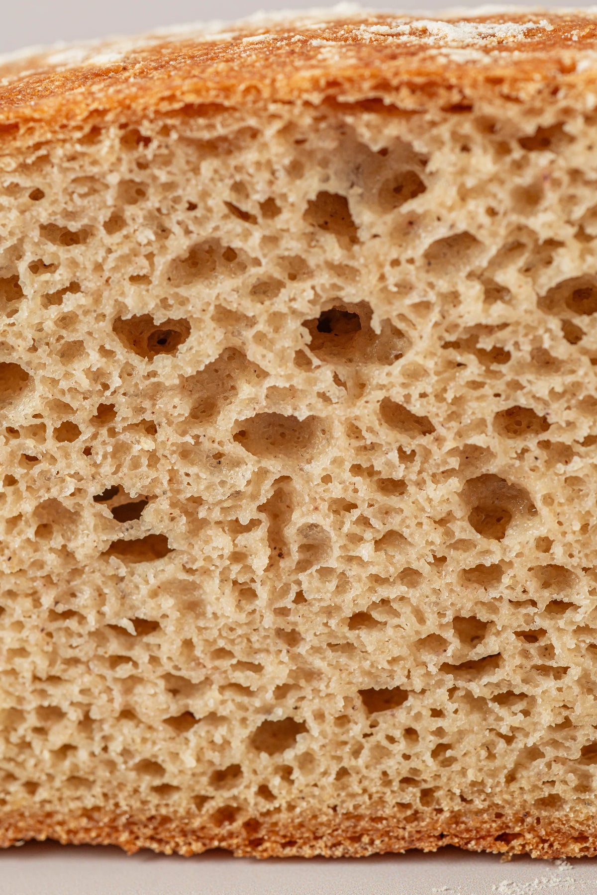 Interior de hogaza blanca sin gluten y sin lactosa con corteza crujiente y miga tierna.
