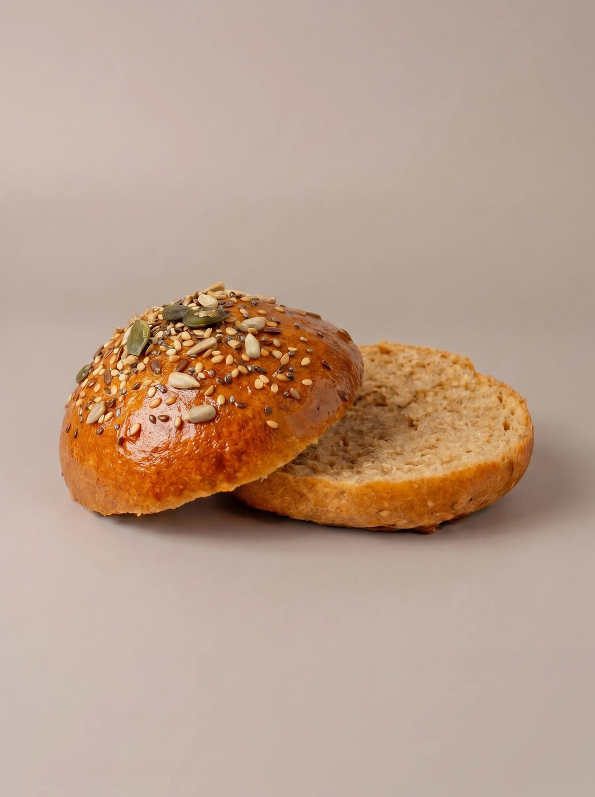 Detalle de la miga de pan de hamburguesa sin gluten y sin lactosa con nueces y textura aireada.
