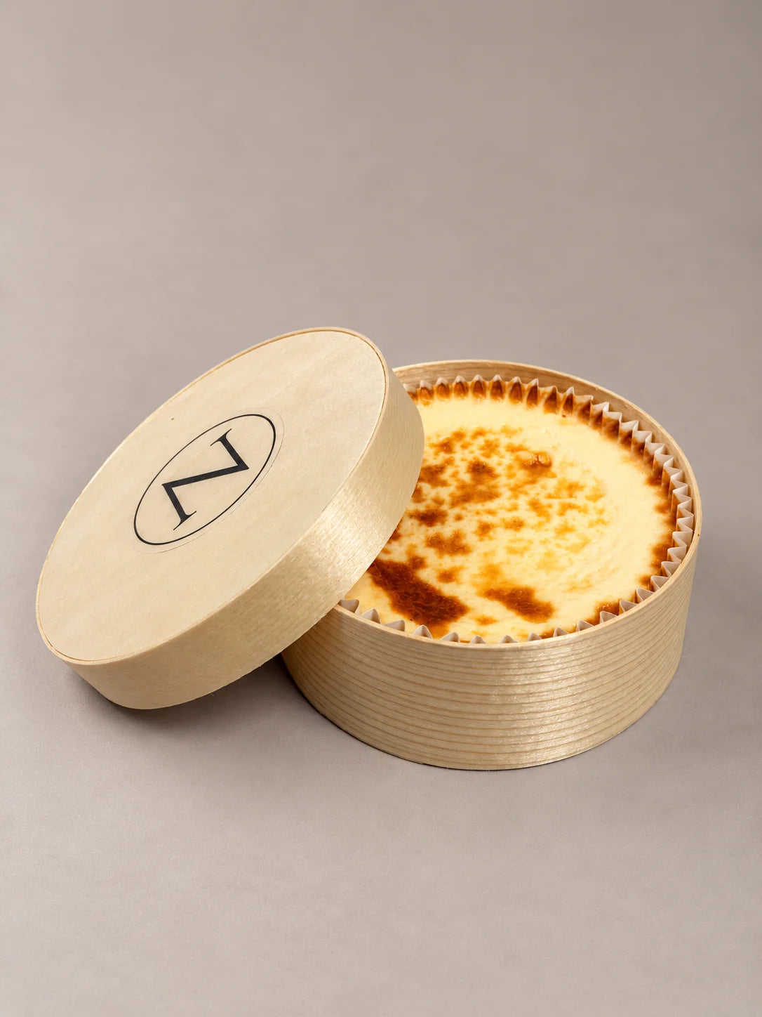 Detalle de mini tarta de queso sin gluten, sin lactosa y sin azúcar mostrando su textura suave y cremosa.
