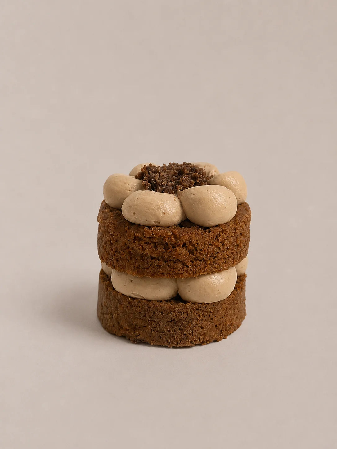 Mini tarta de avellana vegana sin gluten, sin lactosa y sin azúcar, con crema de avellana, vainilla y crumble de cacao.