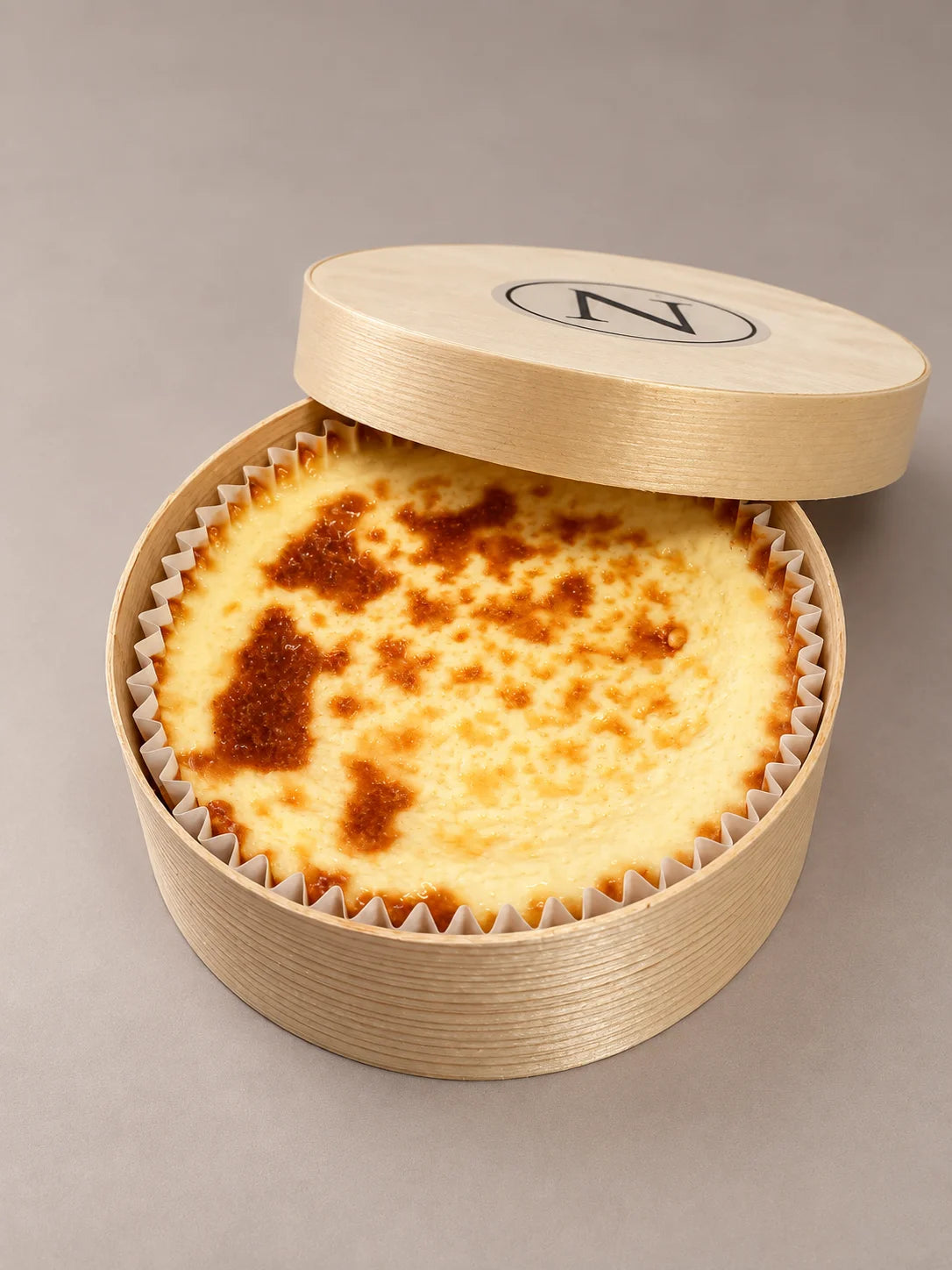 Mini tarta de queso sin gluten, sin lactosa y sin azúcar con textura cremosa y superficie ligeramente tostada.
