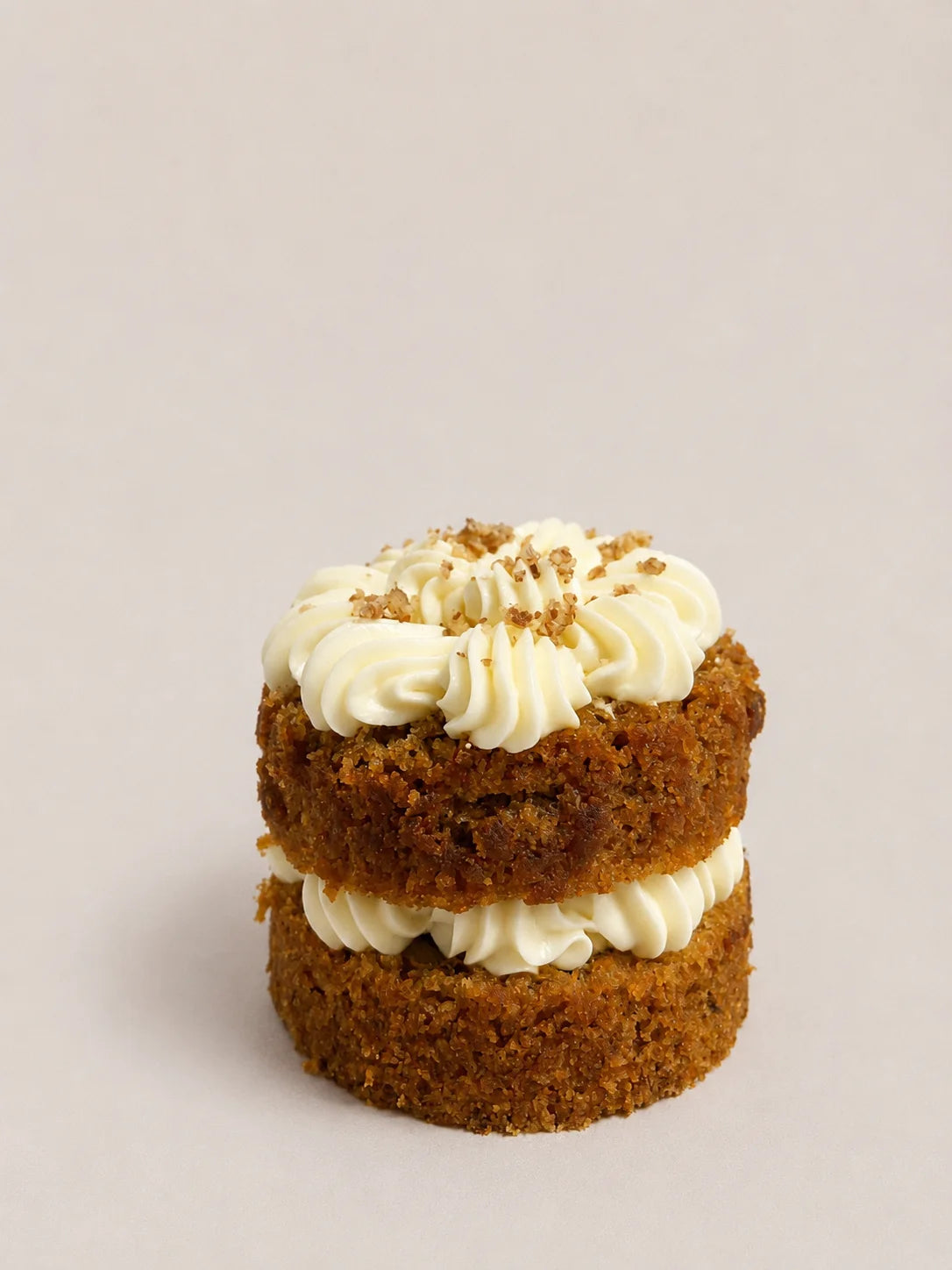 Mini tarta de zanahoria sin gluten, sin lactosa y sin azúcar, con crema de queso y almendra, elaborada artesanalmente por NICOLINA.
