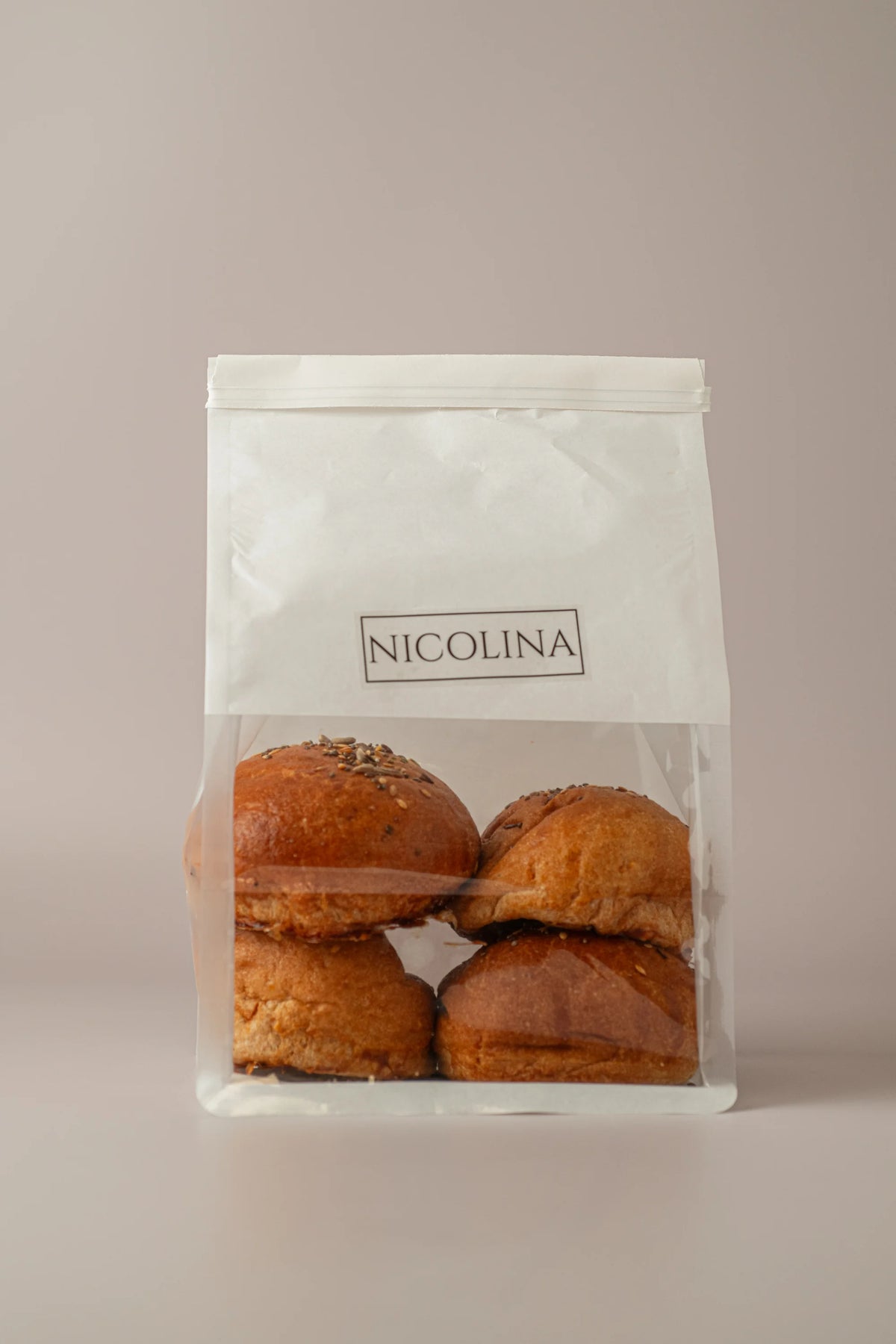 Pack de panes de hamburguesa sin gluten, sin lactosa y sin azúcar con textura esponjosa y acabado artesanal.
